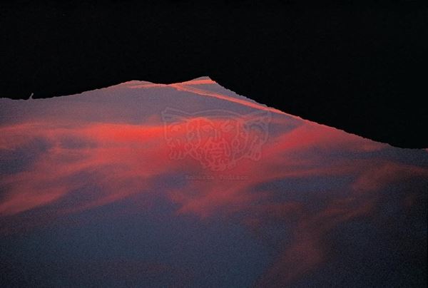 Collezione EarthMatters, titolo "Nowhereland (copertina)", anno 2001. Una montagna fatta di cielo:tramonto ad Ischia (capovolto perché ricorda la forma dell'Etna), diapositiva  1 / 8 , 30x45, CIBACHROME stampa diretta da diapositiva , 40x55 forex 10mm, perfilo bianco, cartoncino, bordi rivestimento sabbia vulcanica 