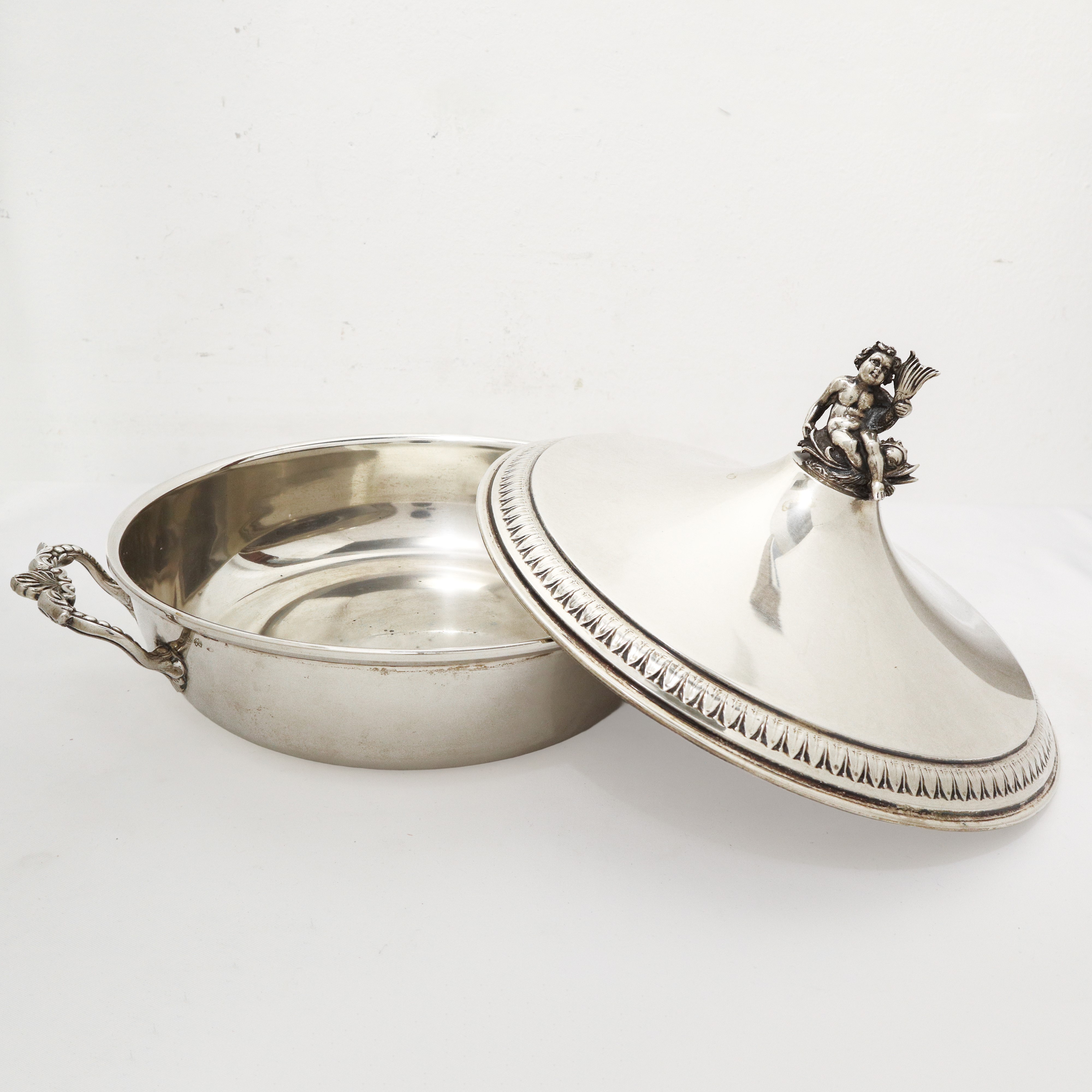 Zuppiera in argento 800 con presa con putto e pesce