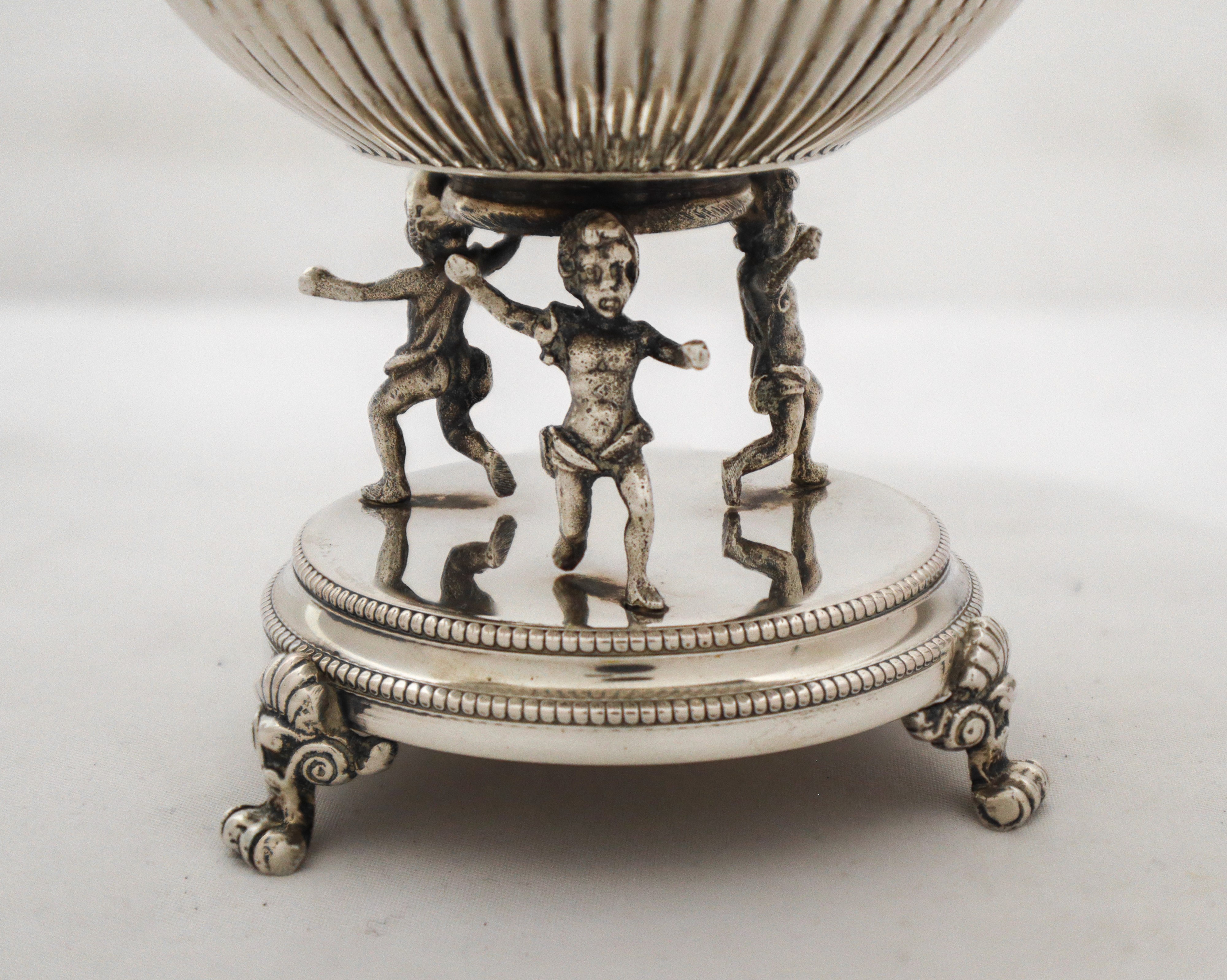 Zuccheriera con putti alla base