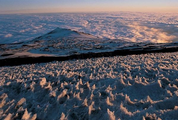 Collezione EM, titolo "Snow peakes", anno 1987. Etna: vista della Montagnola dall'alto. In primo piano cristalli di neve modellati dal vento, diapositiva  1 / 8 , 30x45, CIBACHROME stampa diretta da diapositiva , 40x55 forex 10mm, perfilo bianco, cartoncino, bordi rivestimento sabbia vulcanica 