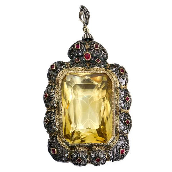 Pendant in silver and gold with central topaz