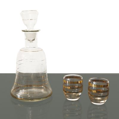 Bottiglia da liquore in vetro con profili dorati e due piccoli bicchieri abbinati
