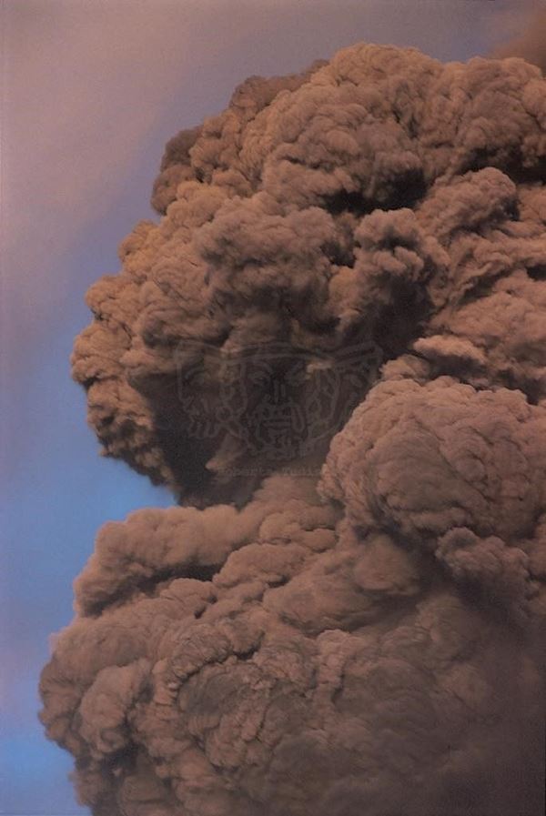 Collezione EM, titolo "Thicksmoke", anno 2002. Etna: eruzione 2002, esplosione con fumo denso di sabbia vulcanica (dettaglio), diapositiva  1 / 8 , 30x45, CIBACHROME stampa diretta da diapositiva , 40x55 forex 10mm, perfilo bianco, cartoncino, bordi rivestimento sabbia vulcanica 
