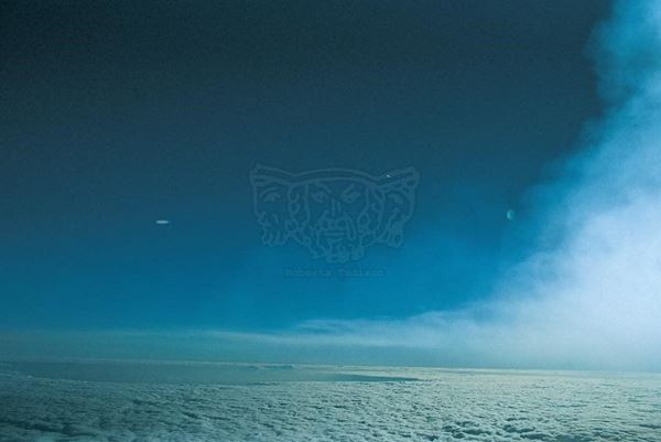Collezione EM, titolo "Blues", anno 1998. Etna: vista dal cratere sulle nuvole, 2 anelli di fumo e la luna, a dx fumo del cratere, , diapositiva  1 / 8 , 30x45, CIBACHROME stampa diretta da diapositiva , 40x55 forex 10mm, perfilo bianco, cartoncino, bordi rivestimento sabbia vulcanica 