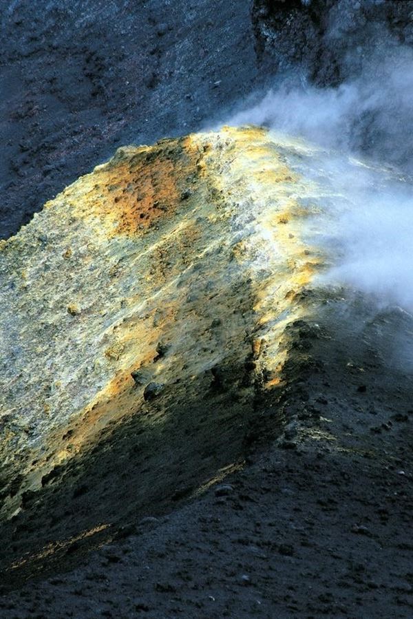 Collezione EM, titolo "Edge", anno 2003. Etna: bordo del cratere dell'eruzione 2002 con fumarole e concrezioni di zolfo, diapositiva  1 / 8 , 50x74,5, CIBACHROME stampa diretta da diapositiva ,  forex bianco 10mm 