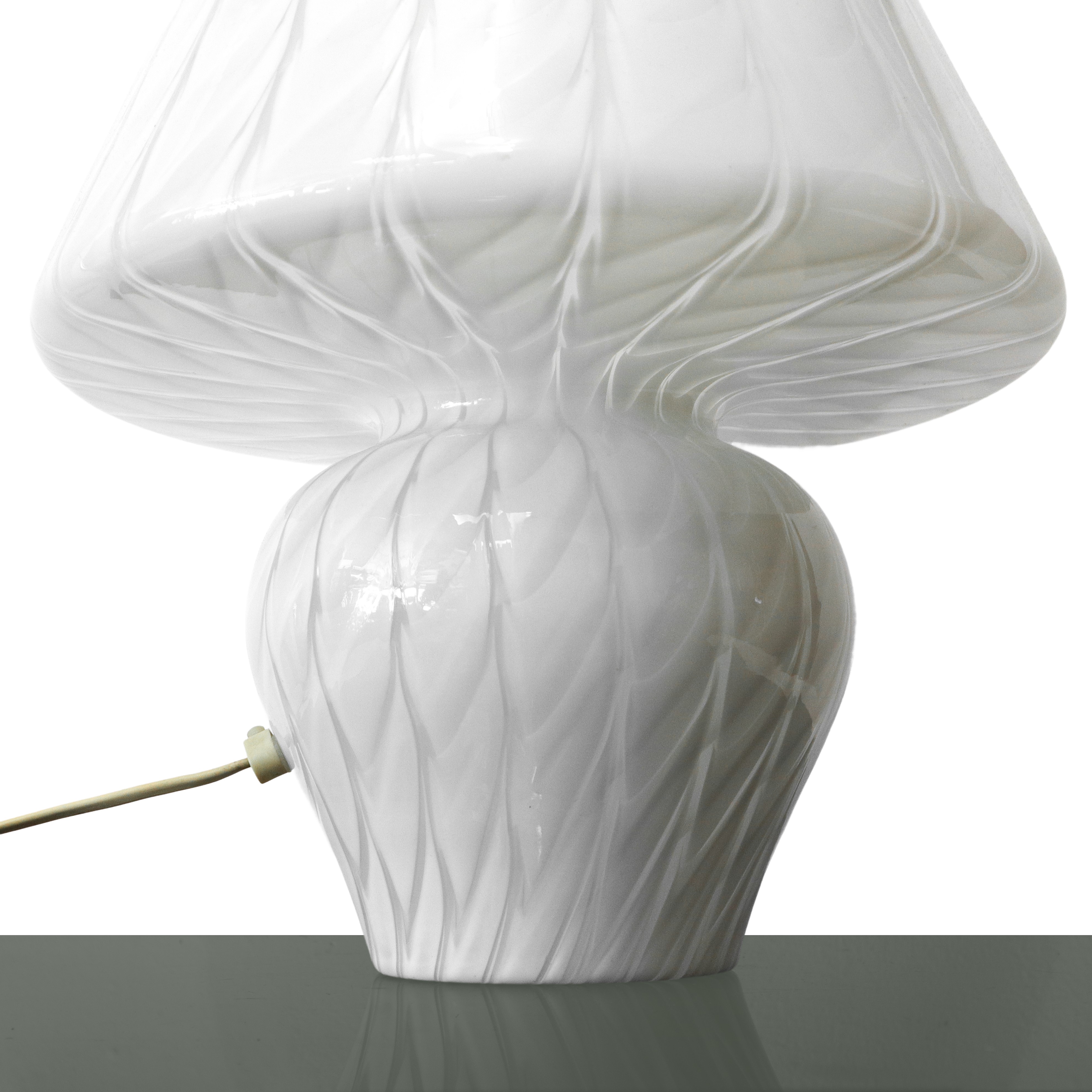 Lume da tavolo in vetro di Murano bianco lattimo a righe