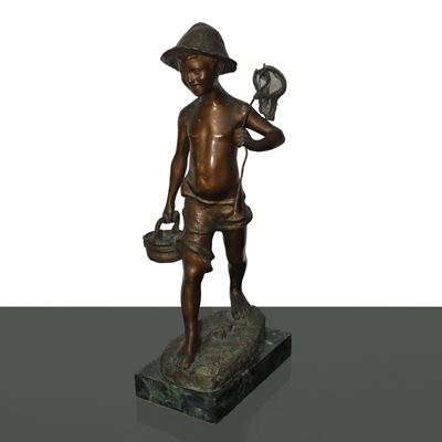 Pescatoriello in Bronzo Patinato Bruno su Base di Marmo con Cesto e Retino