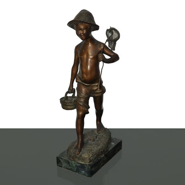 De Martino - Brown patinated bronze fisherman on marble base with basket and net