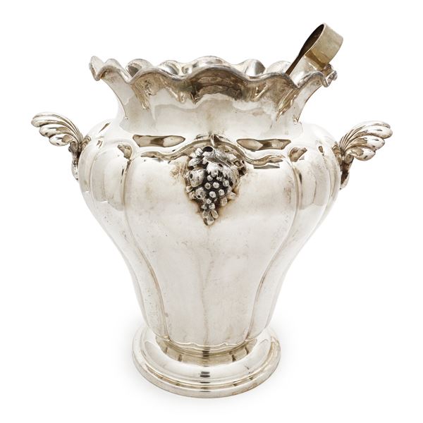 Ice bucket with tongs in 800 silver embossed with lobes and side shell handles