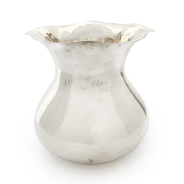 800 silver vase with scalloped mouth