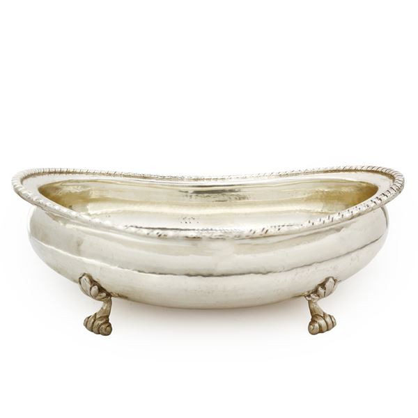 Oval sweet holder in 800 silver with feline feet and braided edge