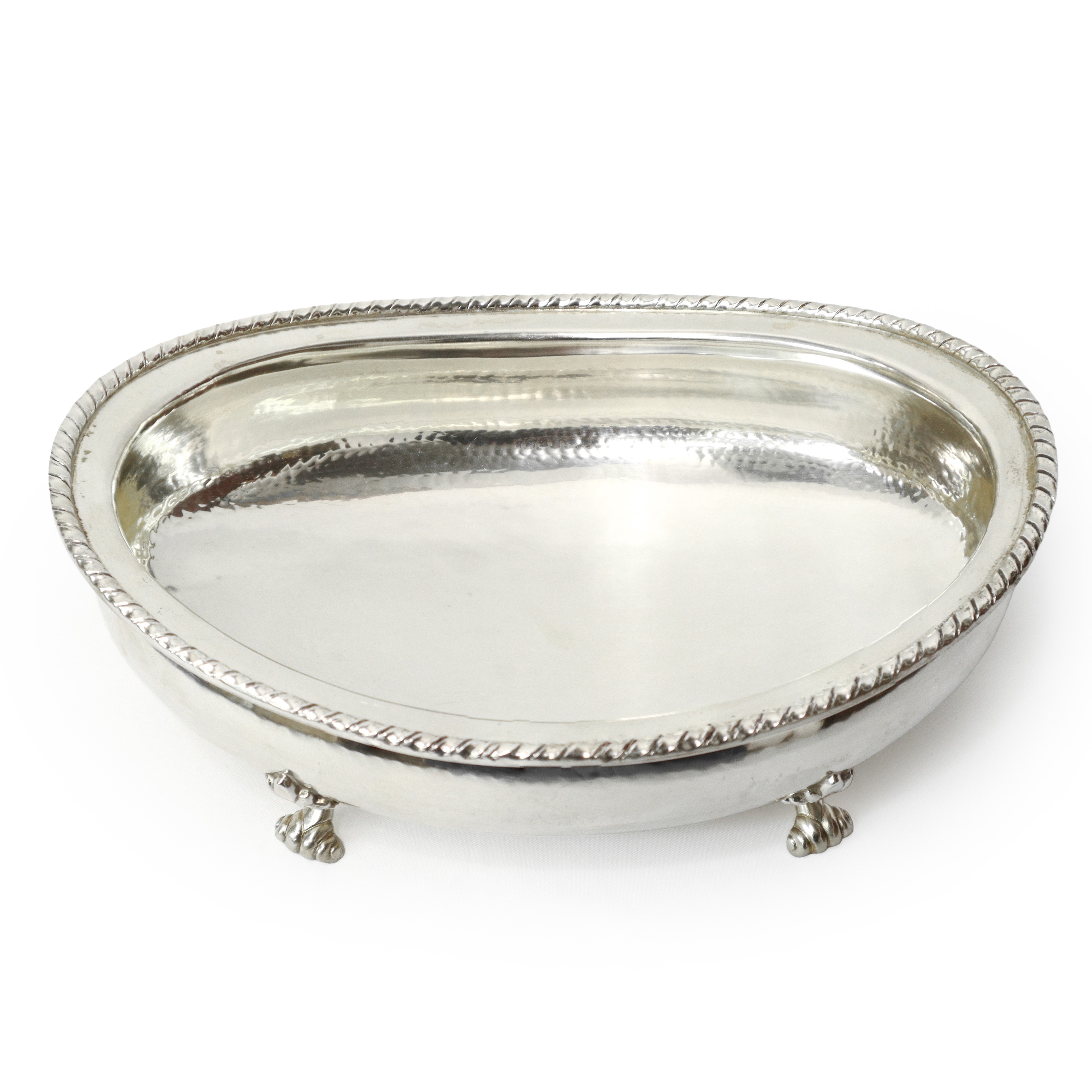 Portadolci ovale in argento 800 con piedi felini e bordo a treccia