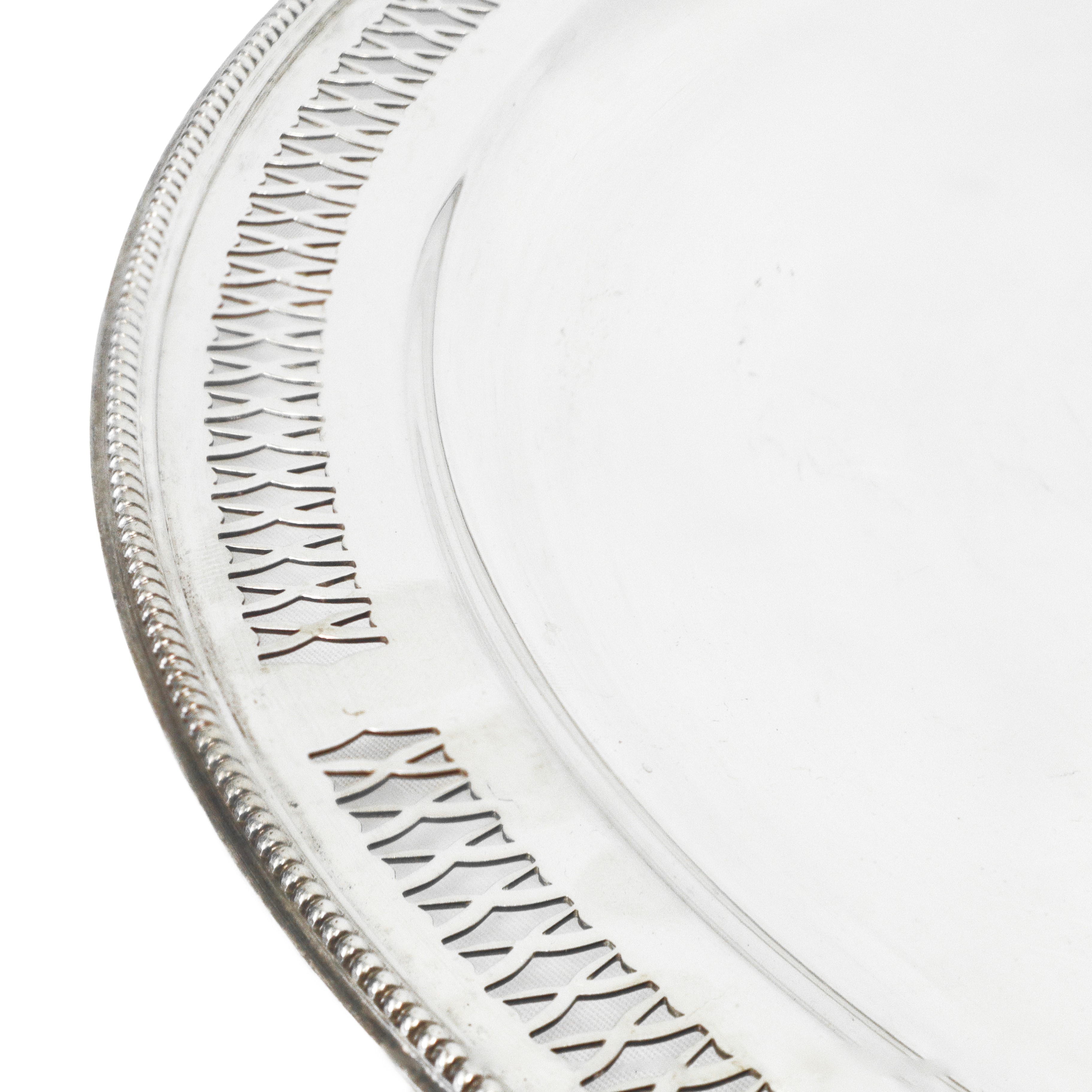 Piatto da centro in argento 800 con bordo fresato e pallottolato
