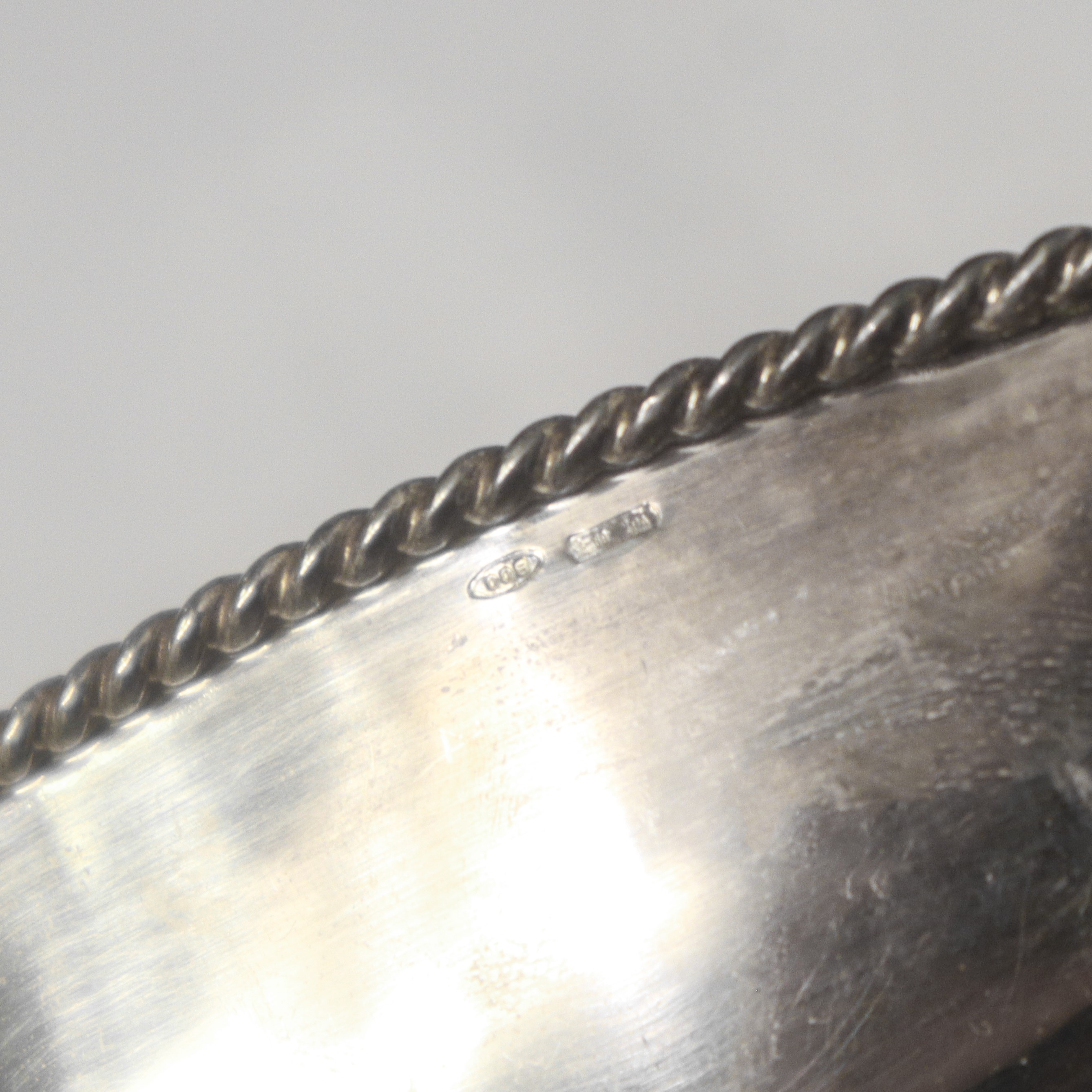 Portadolci rettangolare in argento 800 con bordo sbalzato a treccia