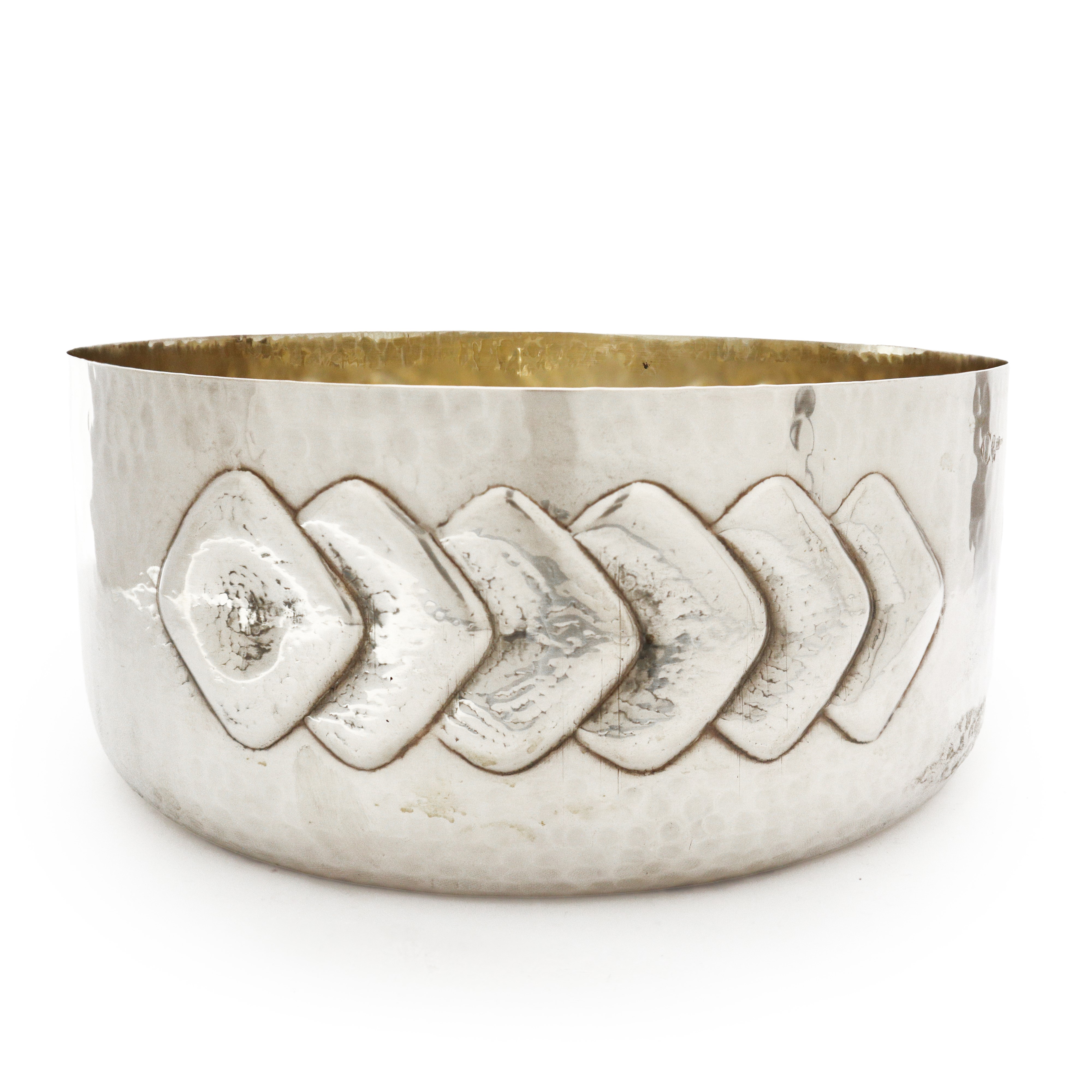 Ciotola rotonda in argento 800 sbalzata a motivi geometrici a losanga