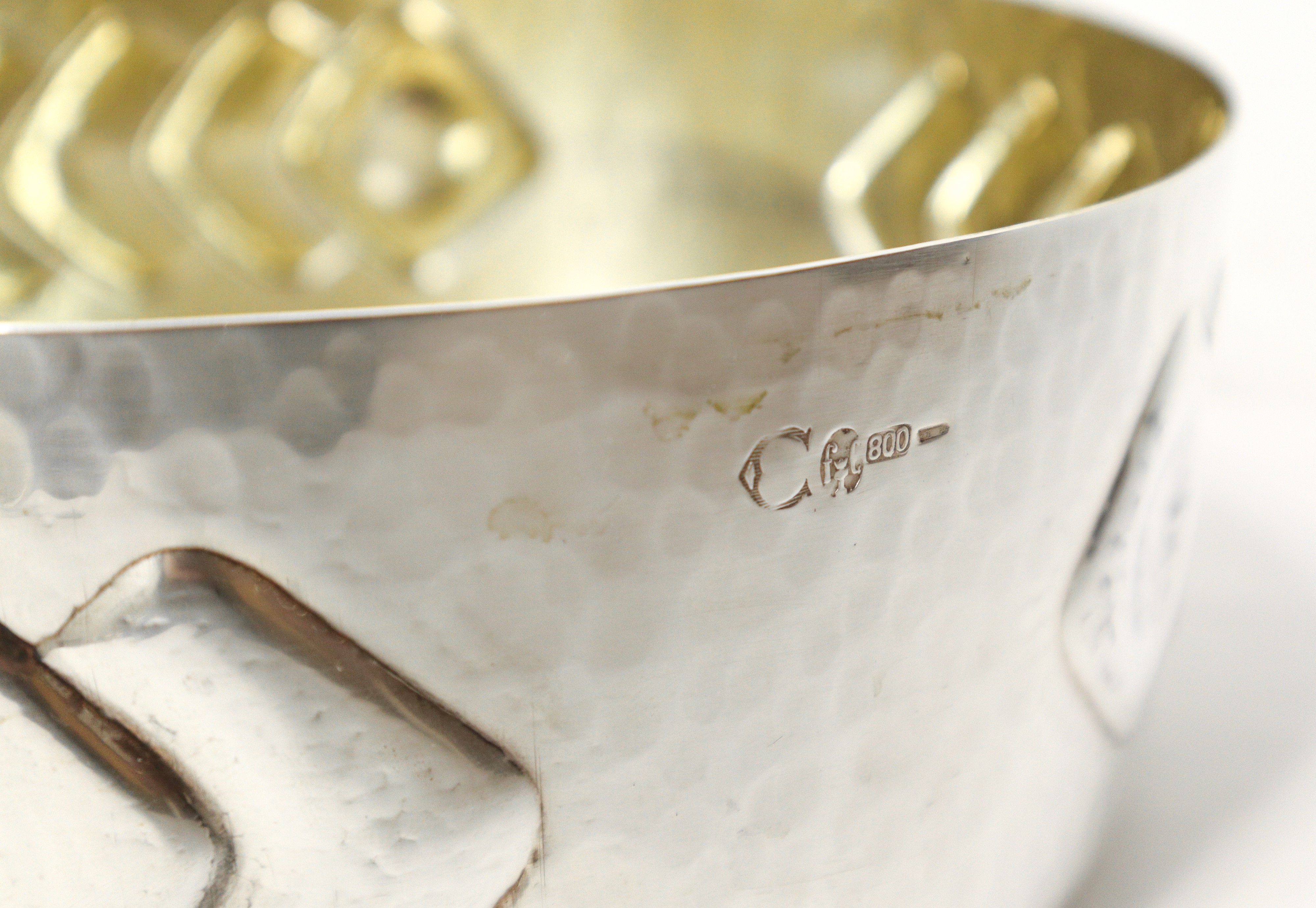 Ciotola rotonda in argento 800 sbalzata a motivi geometrici a losanga