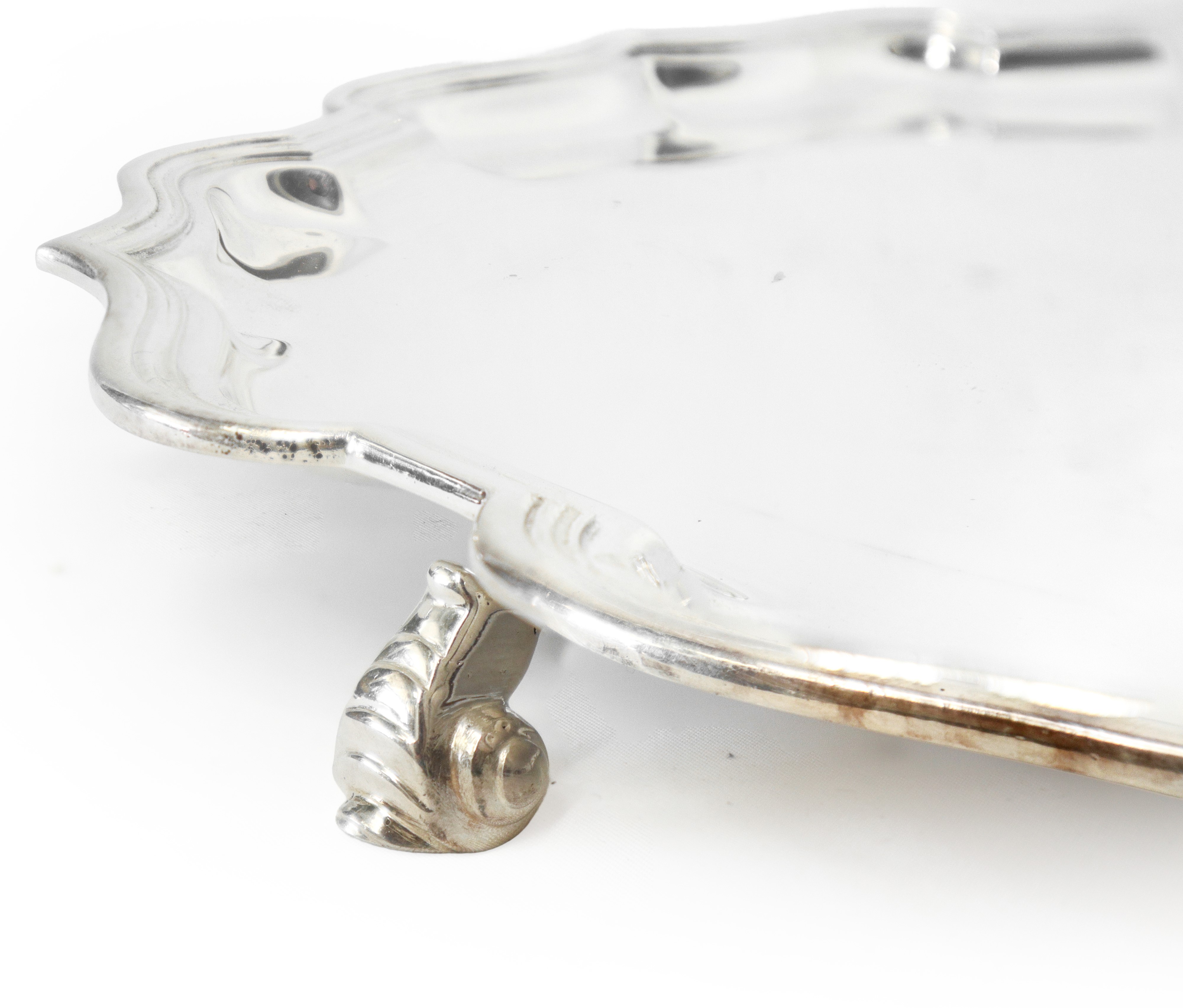 Alzata in argento 800 con piedini e bordo smerlato