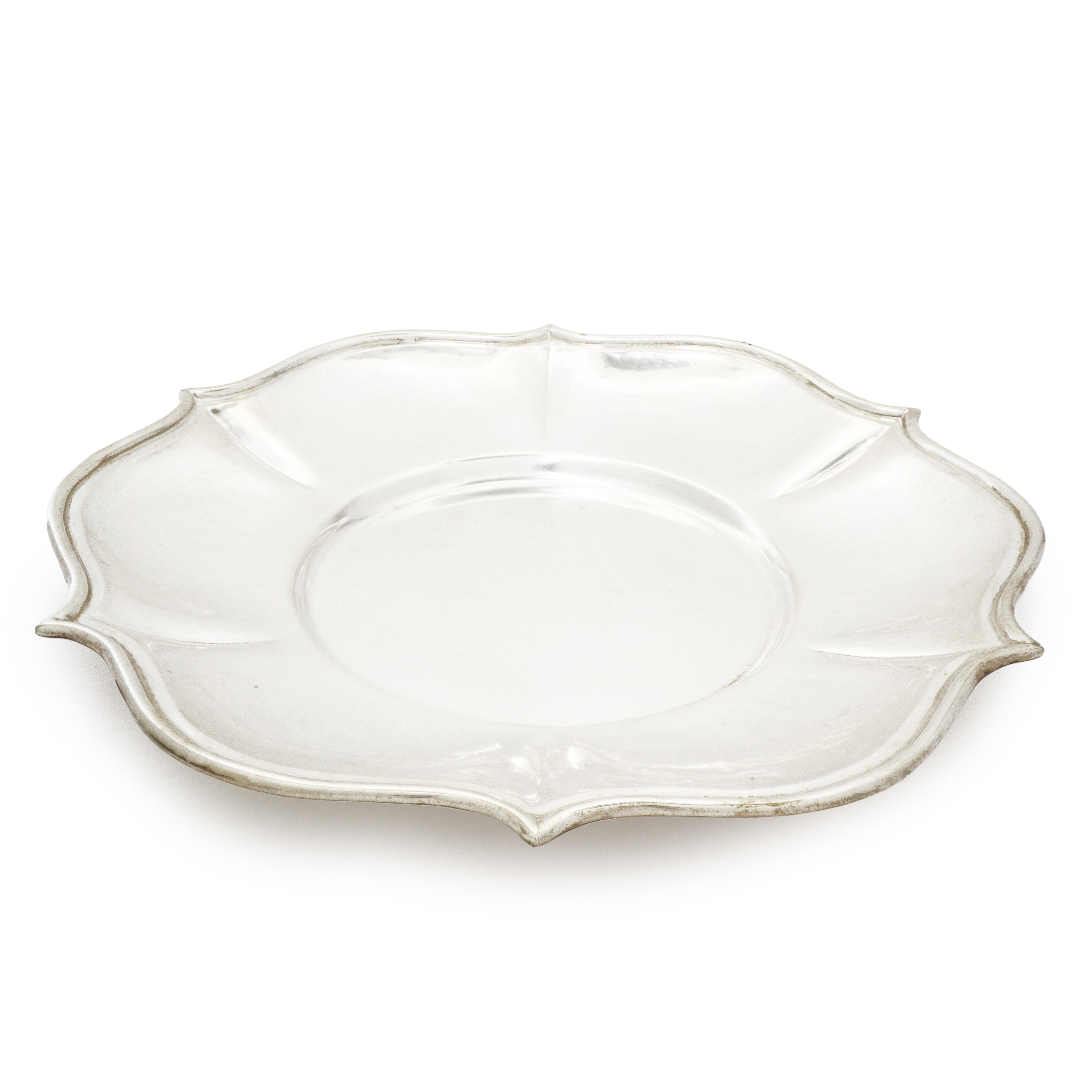 Vassoio portadolci in argento con bordo smerlato