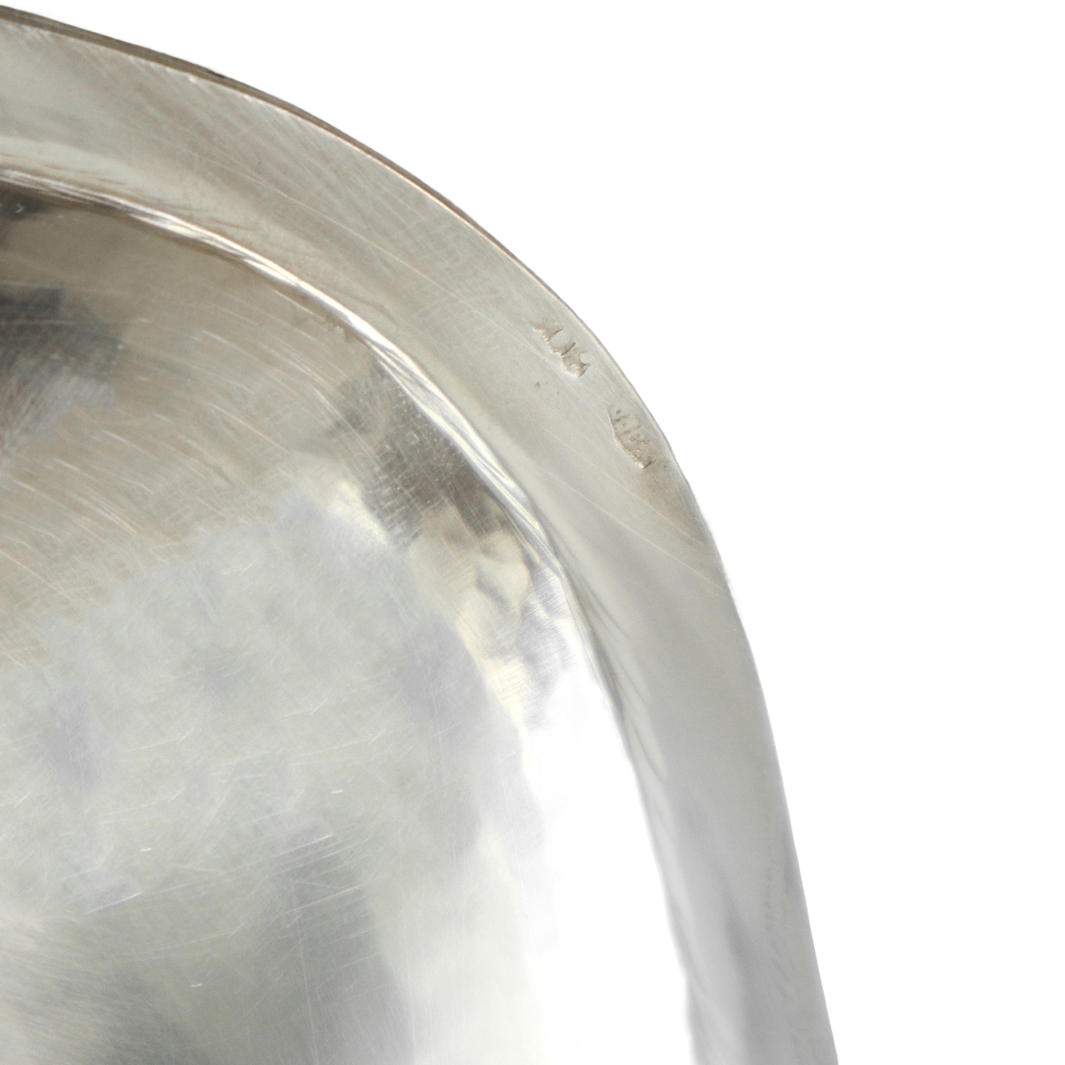 Vassoio portadolci in argento con bordo smerlato