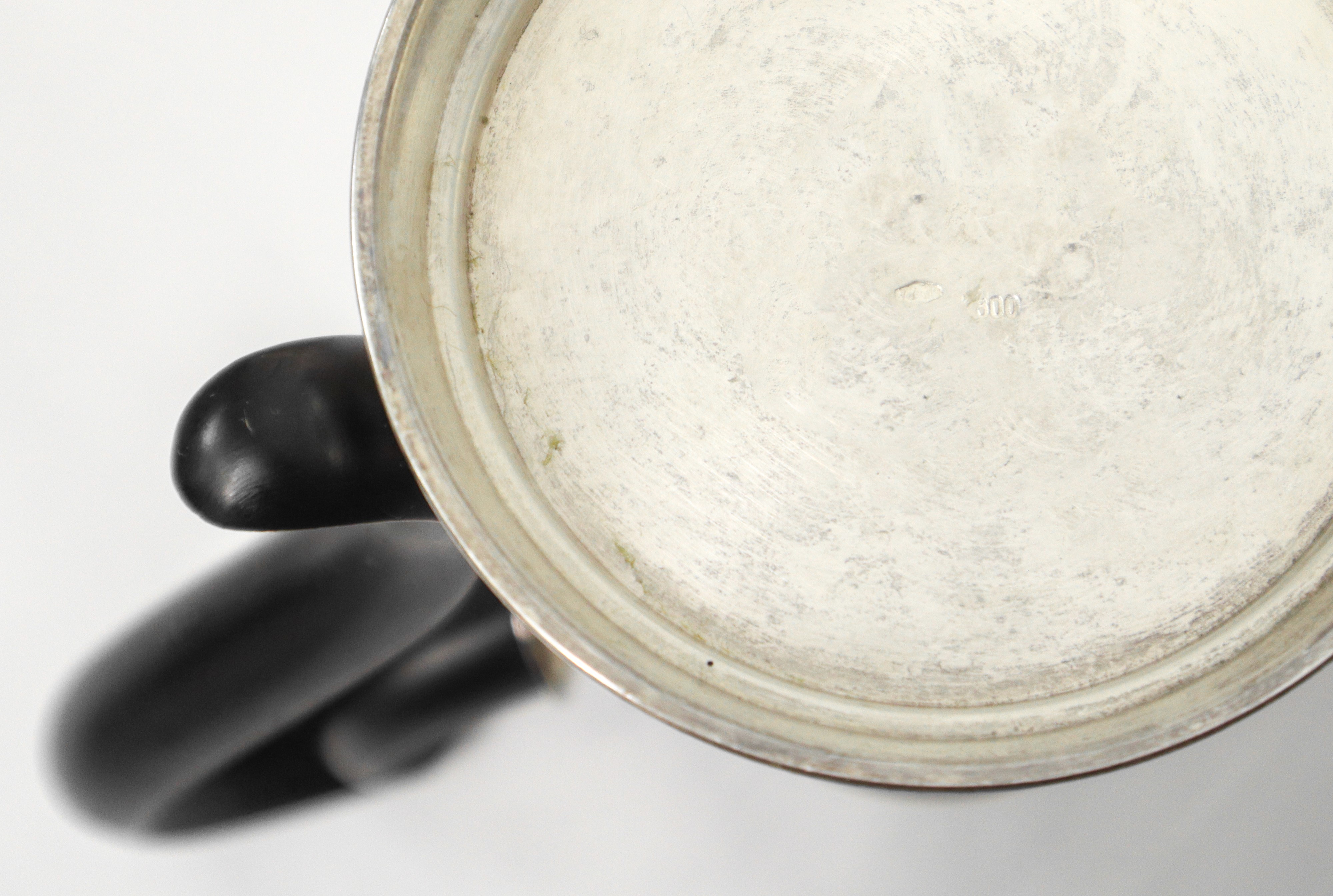 Caffettiera in argento 800 con manico nero