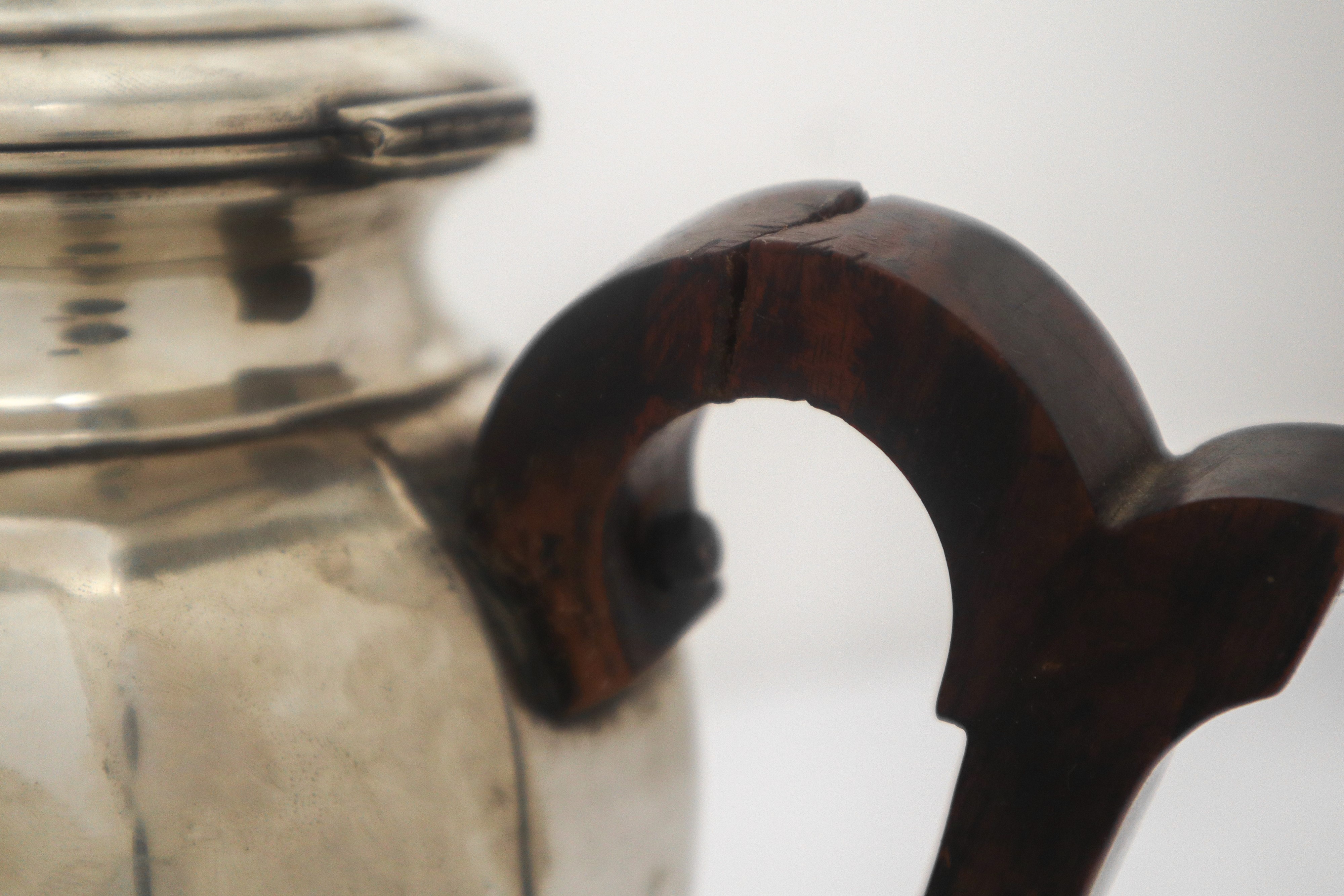 Servizio da te in argento 800 con vassoio con bordo in argento, piano in vetro e sottopiano in le...