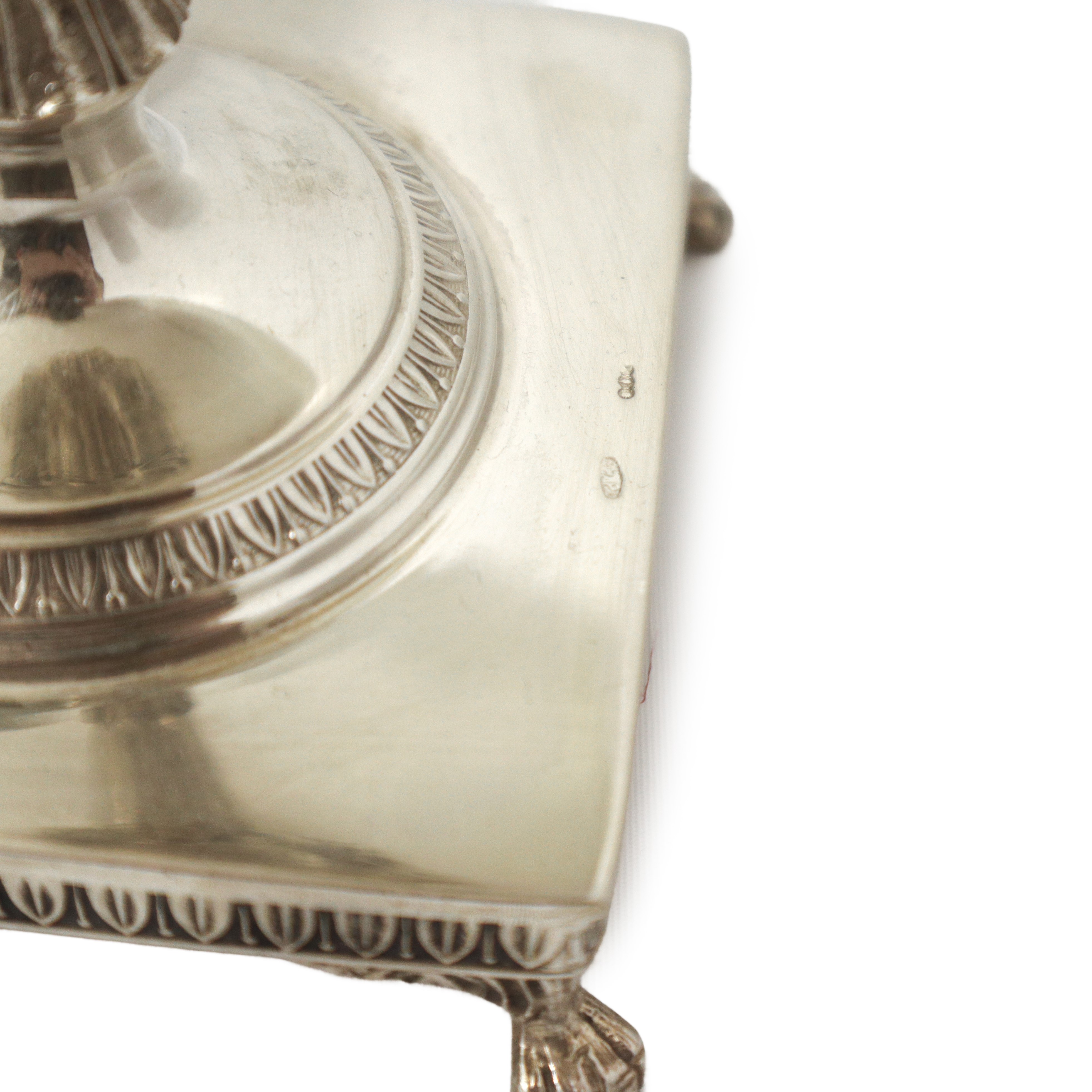 Alzata in argento 800 stile impero con base quadrata e piedi felini