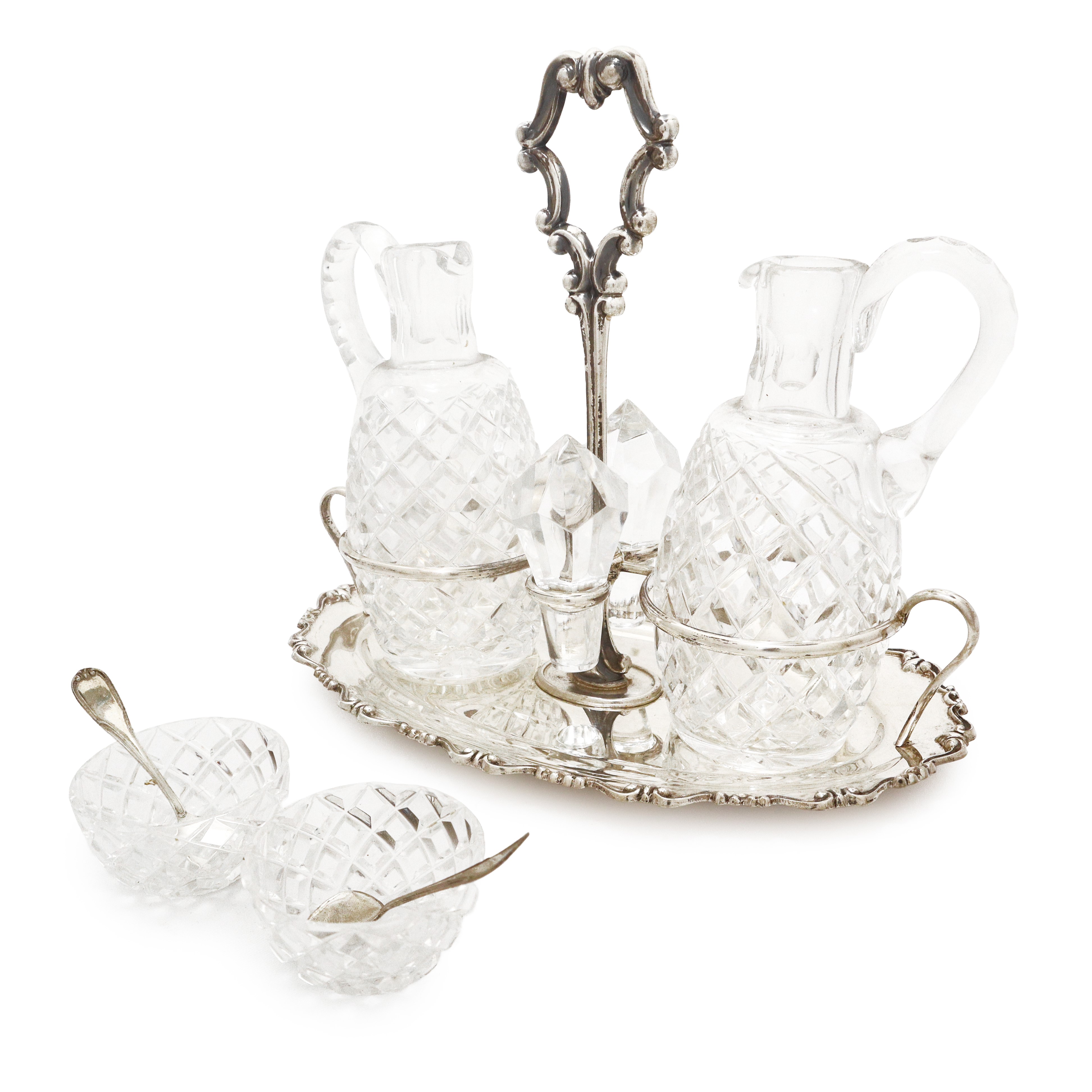 Menage in argento 800 con bottiglie in cristallo bugnato, con sale e pepe con cucchiaini in argen...