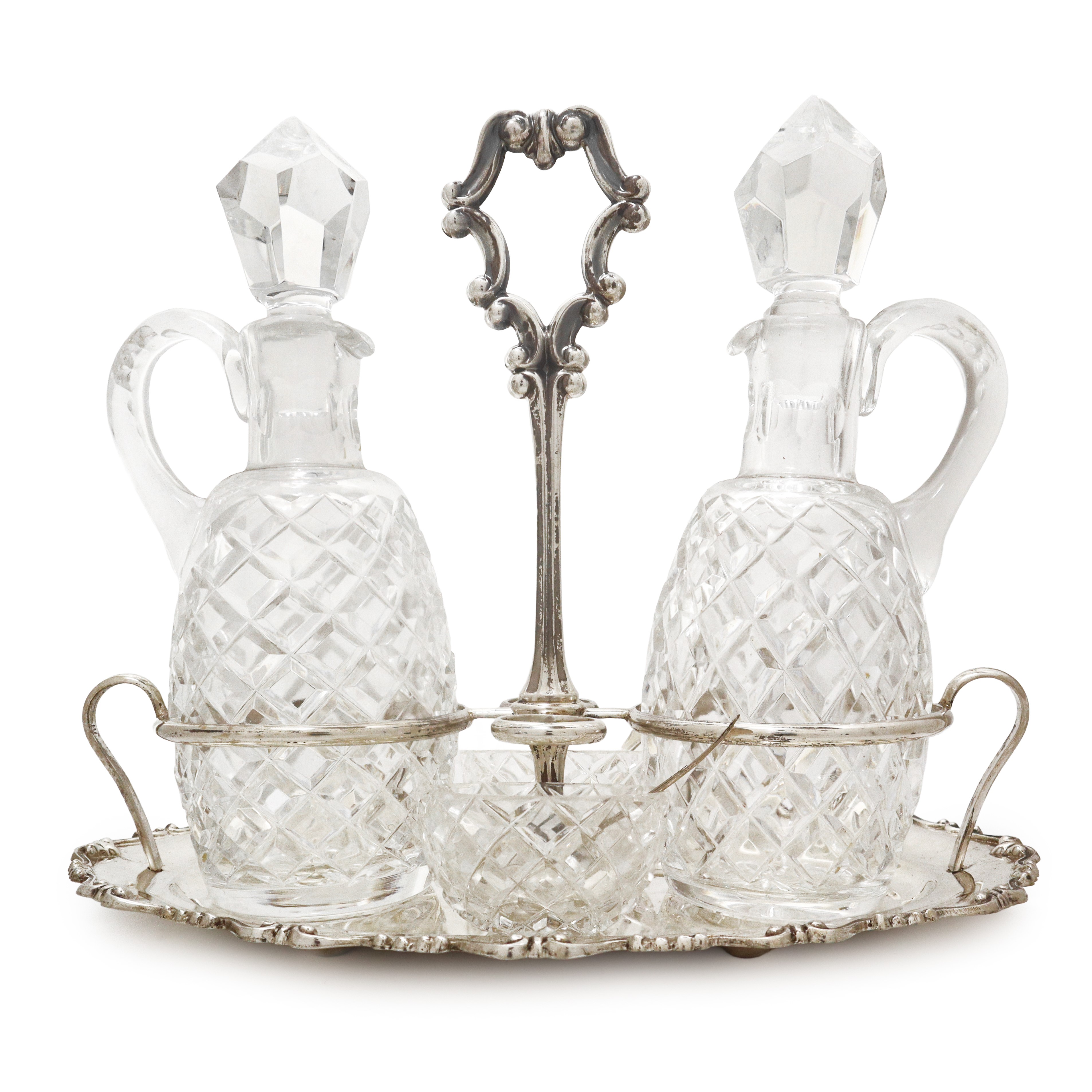 Menage in argento 800 con bottiglie in cristallo bugnato, con sale e pepe con cucchiaini in argen...