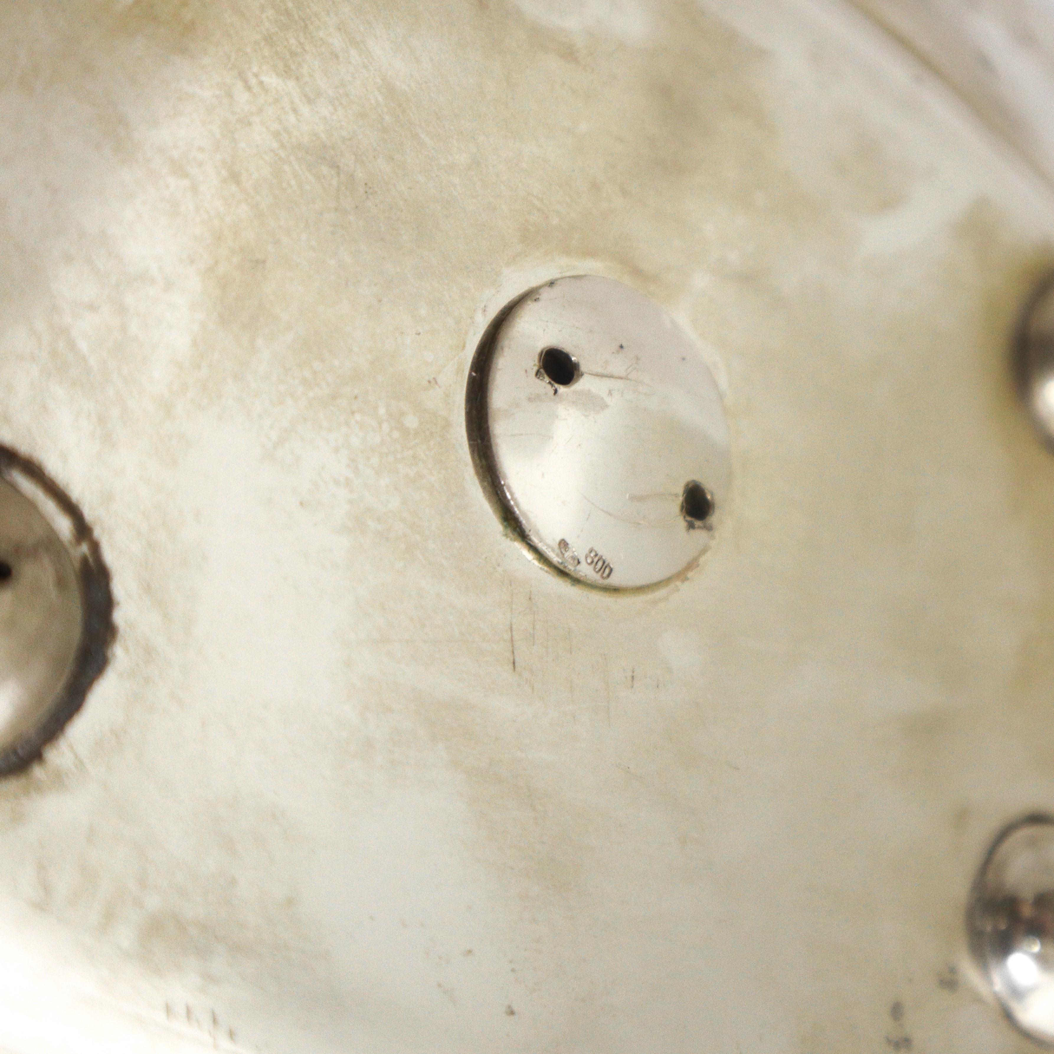 Menage in argento 800 con bottiglie in cristallo bugnato, con sale e pepe con cucchiaini in argen...