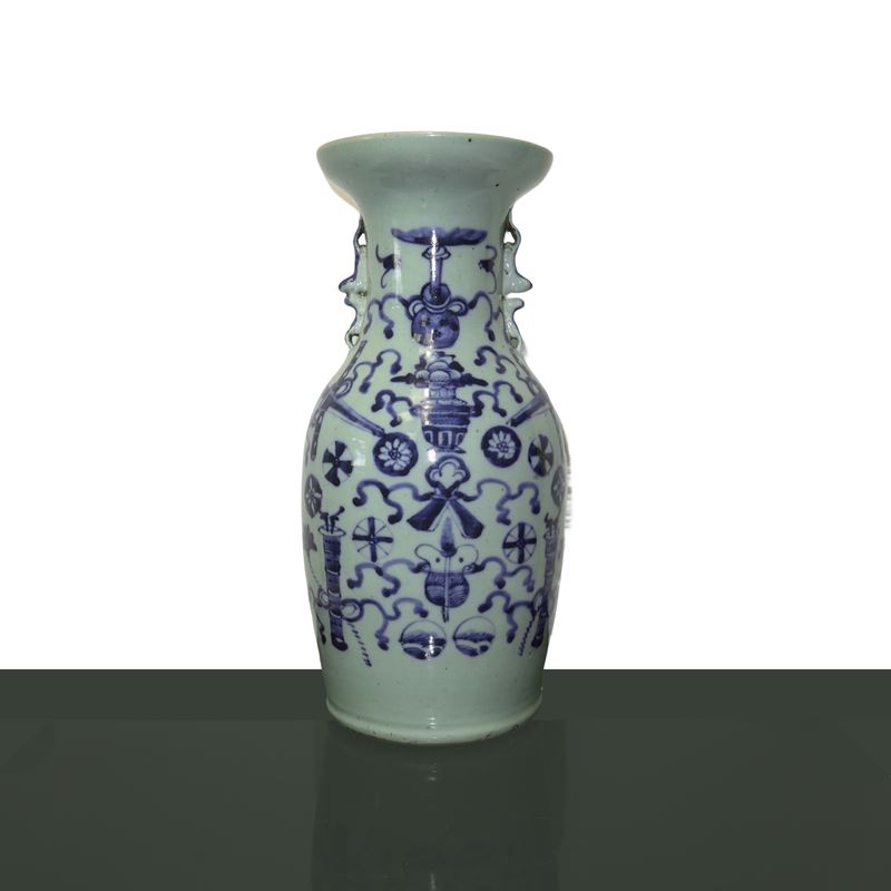 Vaso cinese in porcellana celadon a decori blu su fondo bianco