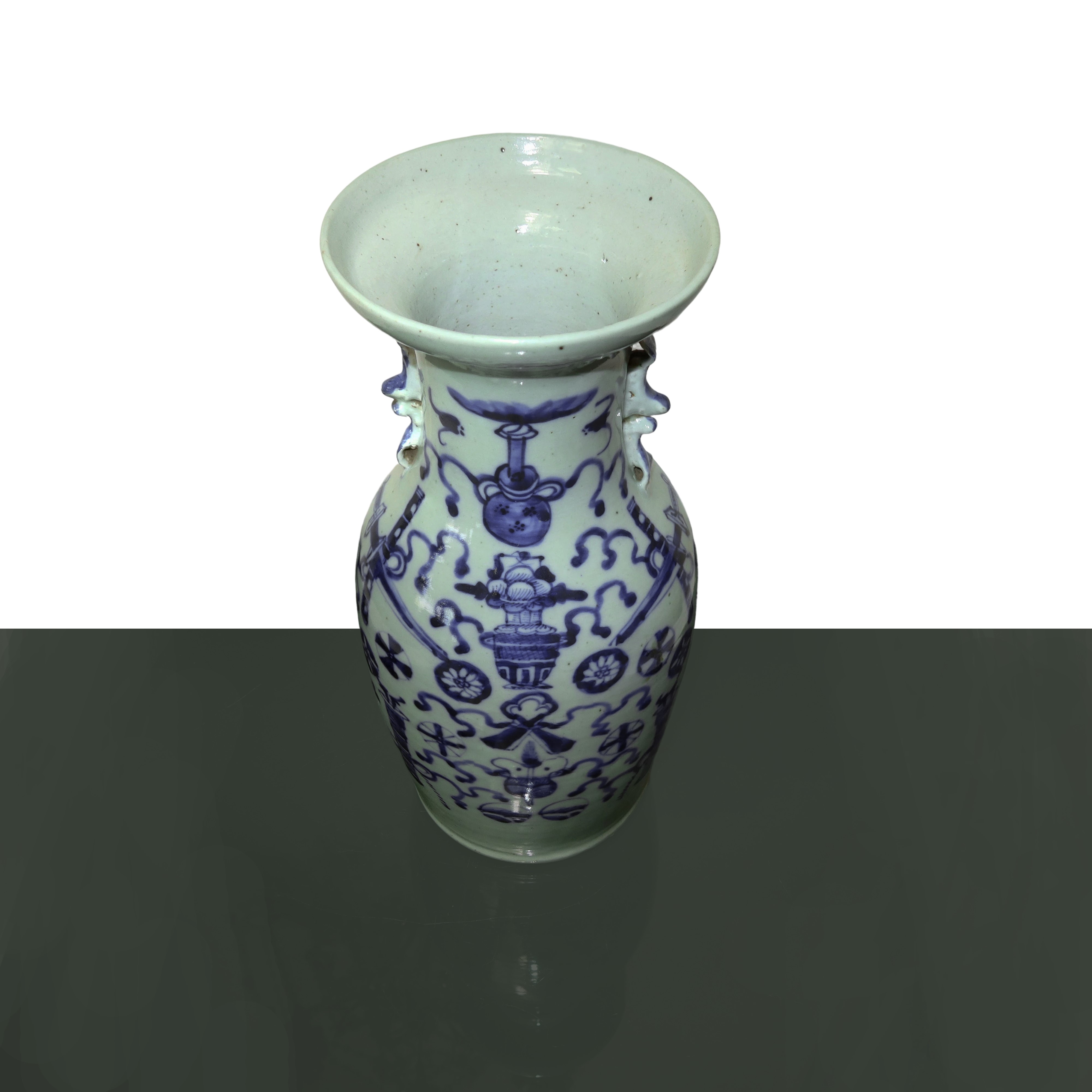 Vaso cinese in porcellana celadon a decori blu su fondo bianco