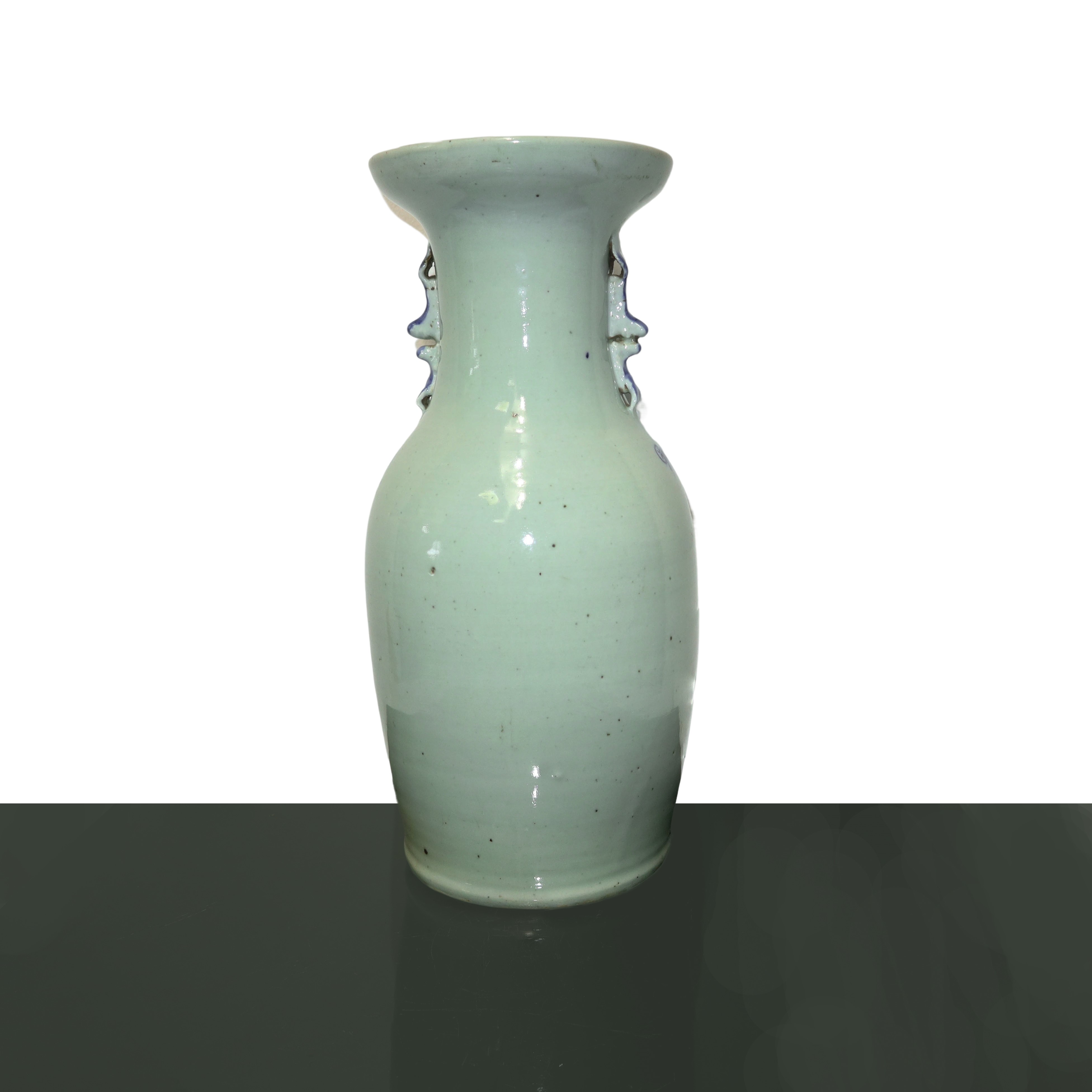 Vaso cinese in porcellana celadon a decori blu su fondo bianco