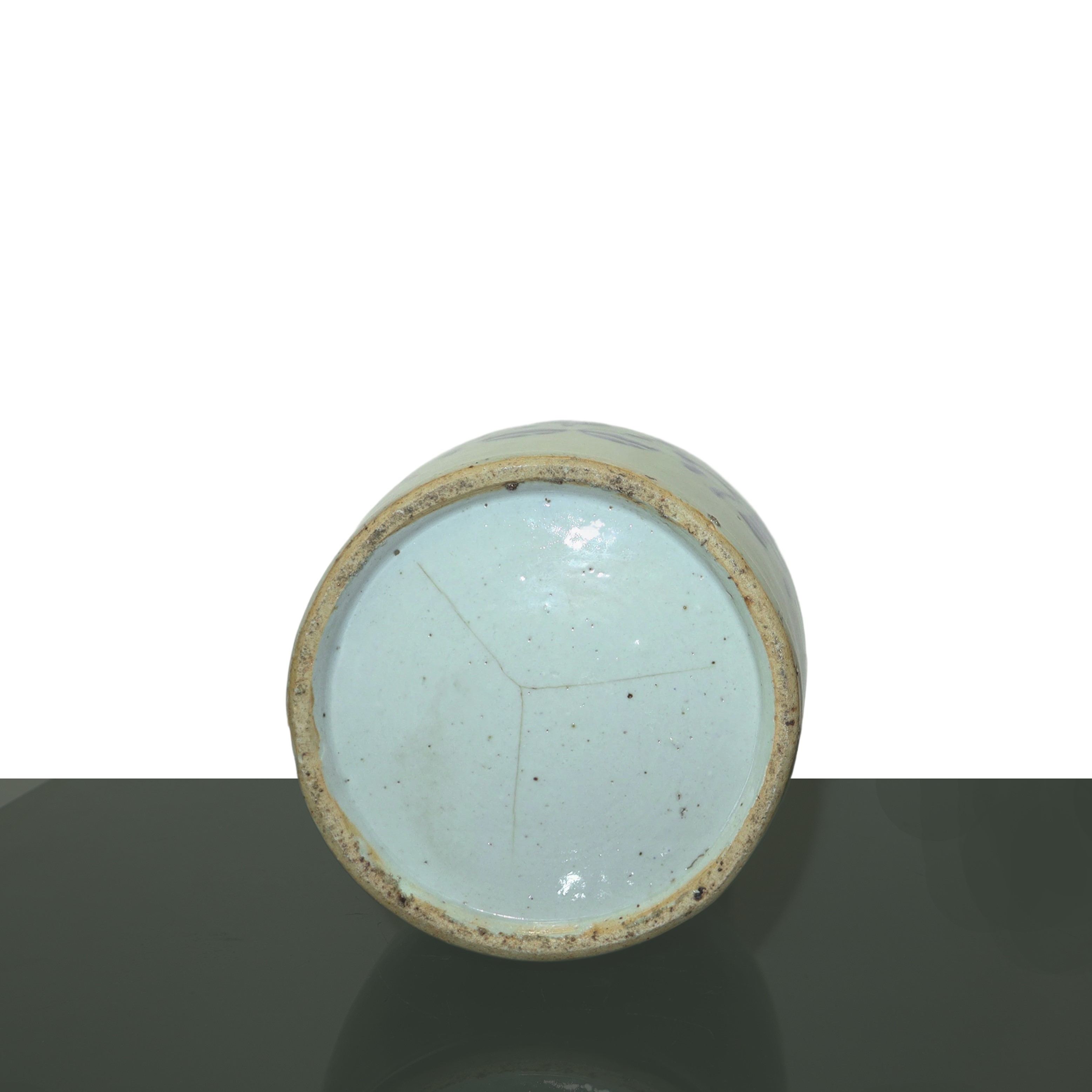 Vaso cinese in porcellana celadon a decori blu su fondo bianco