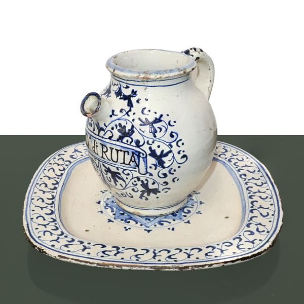 Deruta - Piatto e versatoio in maiolica Deruta decorati a motivi a foglie