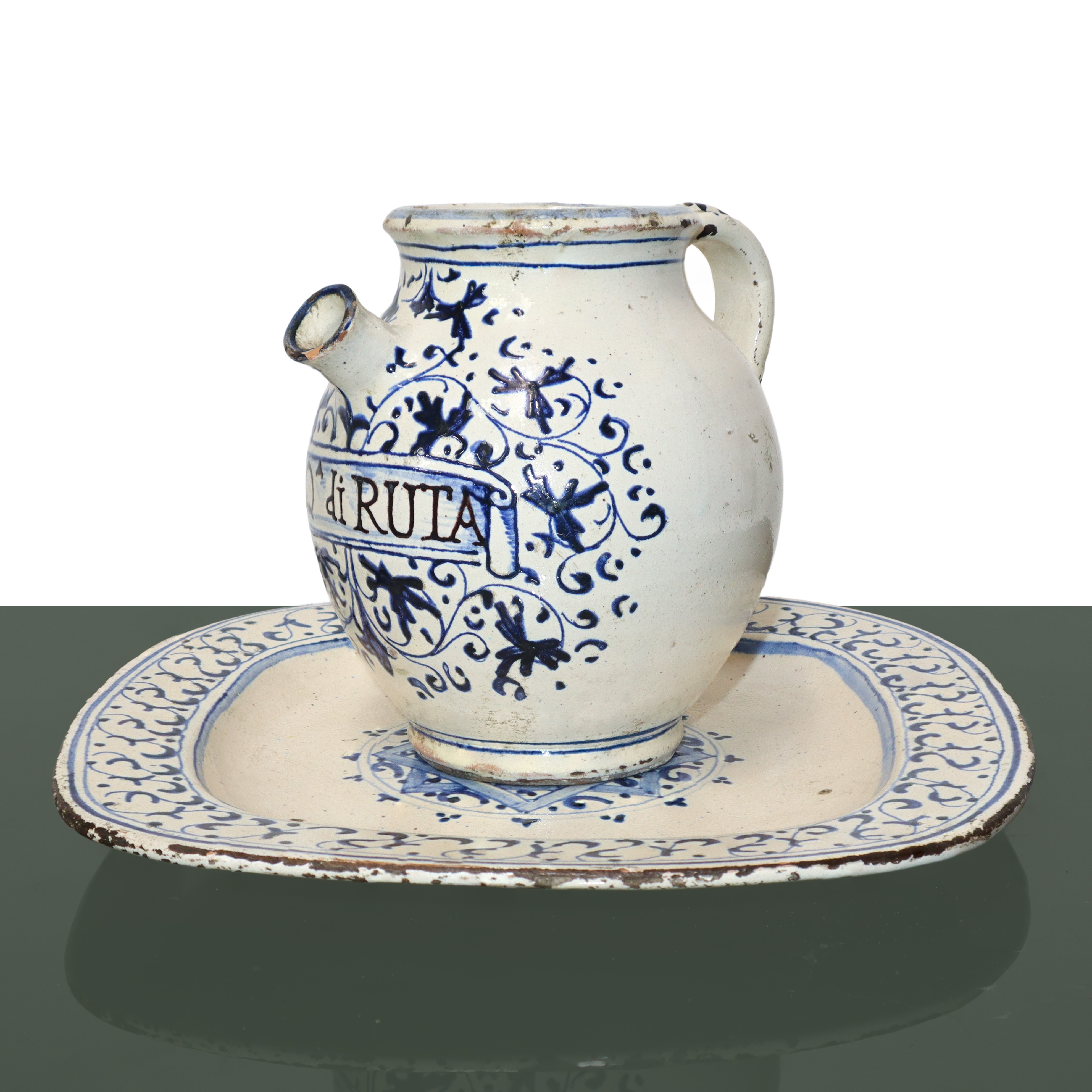 Piatto e Versatoio in Maiolica Deruta Decorati a Motivi a Foglie