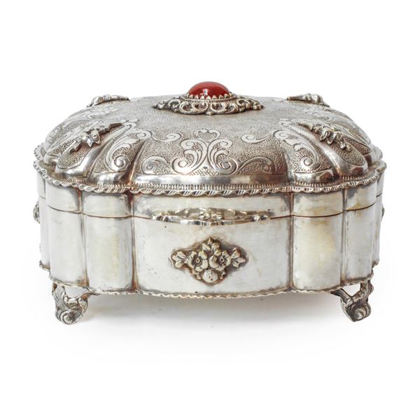 Jewelry box in 800 silver and vermeil silver engraved and embossed by hand with carnelian on the lid