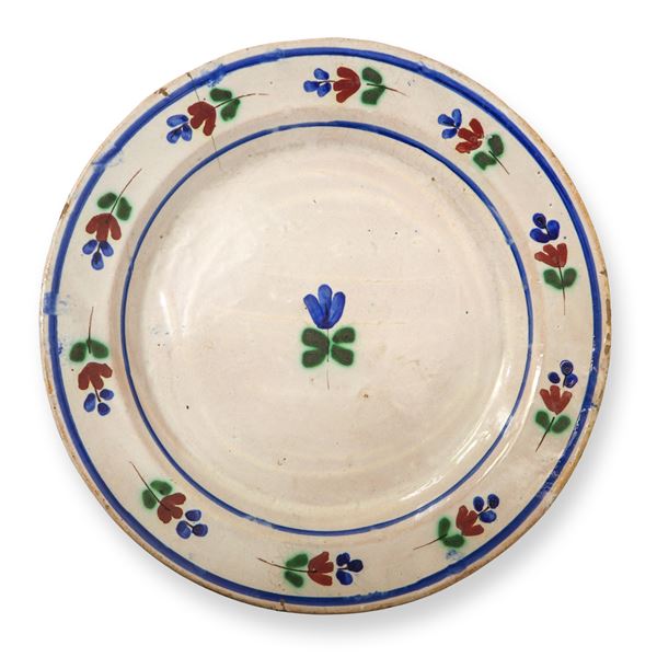 Caltagirone ceramic plate in Caltagirone majolica decorated in polychrome with flowers on the edge and in the center