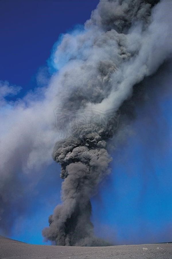 Collezione EM, titolo "Twosmokes", anno 2002. Etna: eruzione 2002, esplosione con sabbia vulcanica che si intreccia con il fumo emesso dal cratere , diapositiva  1 / 8 , 30x45, CIBACHROME stampa diretta da diapositiva , 40x55 forex 10mm, perfilo bianco, cartoncino, bordi rivestimento sabbia vulcanica 