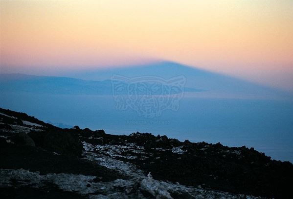 Collezione EM, titolo "Polifemo's Shadow", anno 1997. Etna: vista dal cratere sulle calabrie, ombra del cratere proiettata sullo sfondo, diapositiva  1 / 8 , 30x45, CIBACHROME stampa diretta da diapositiva , 40x55 forex 10mm, perfilo bianco, cartoncino, bordi rivestimento sabbia vulcanica 
