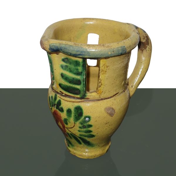 Vaso 'Bevi Se Riesci' in ceramica di Caltagirone con fiore e foglie al centro