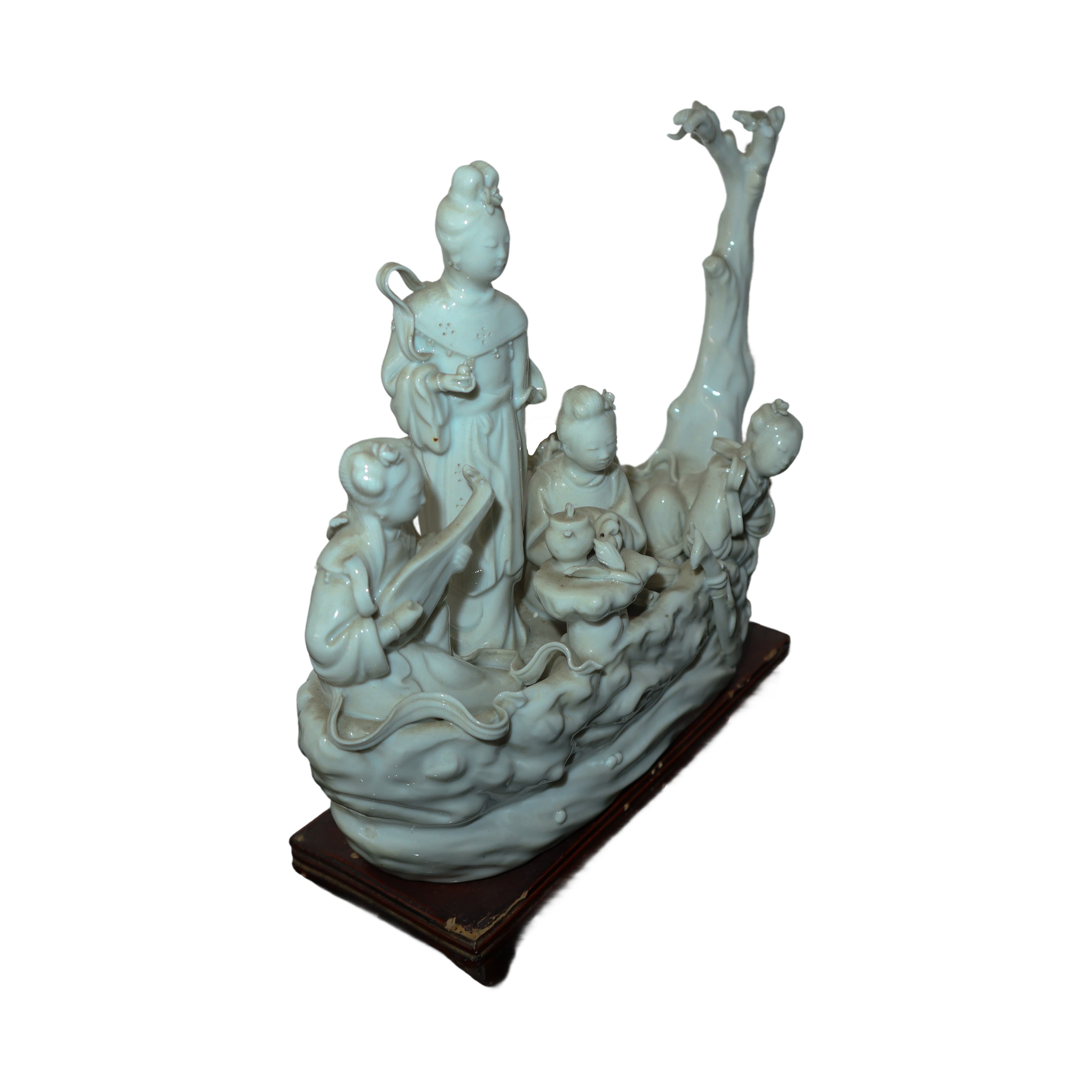 Gruppo in porcellana blanche de chine raffigurante scena di vita comune con guanin