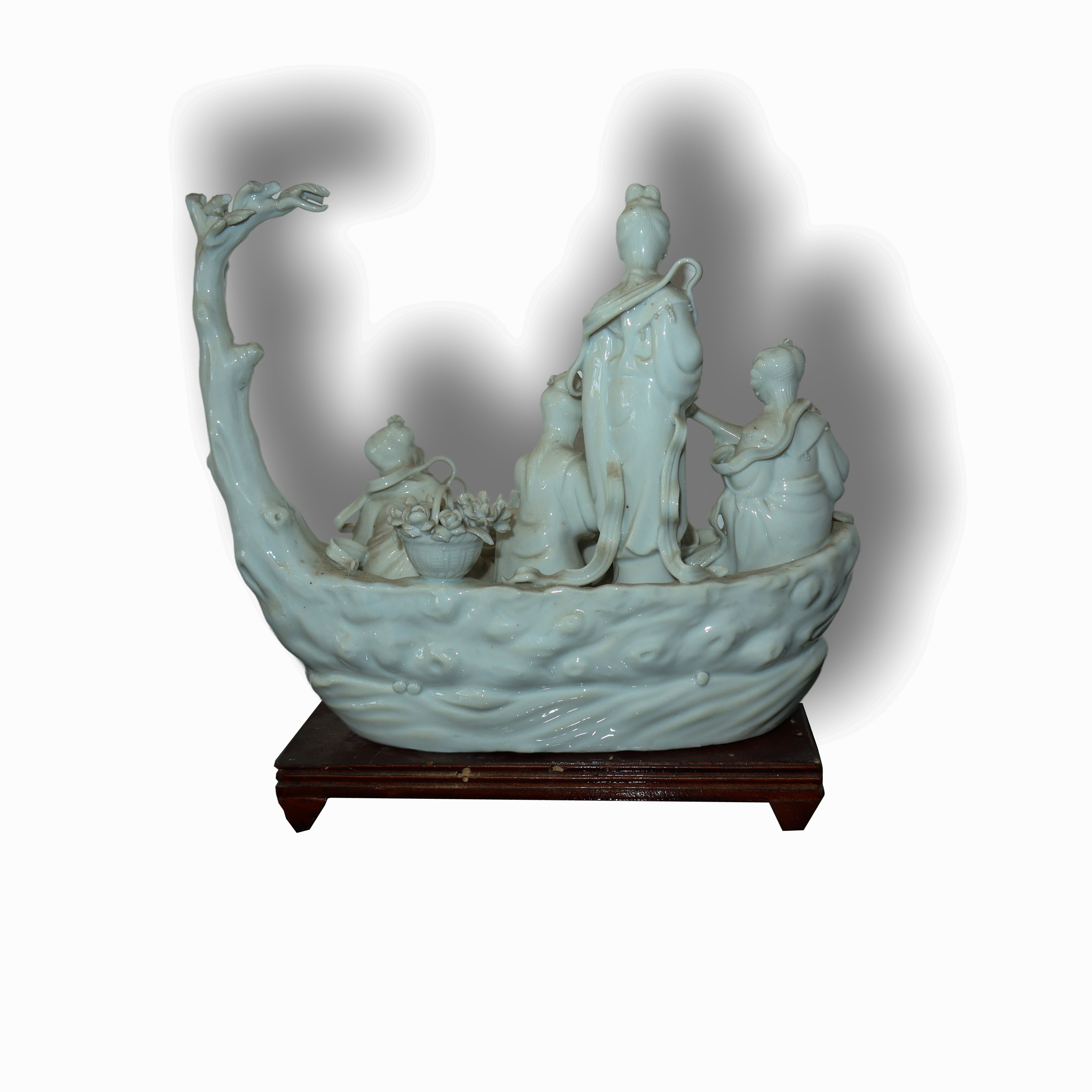 Gruppo in porcellana blanche de chine raffigurante scena di vita comune con guanin