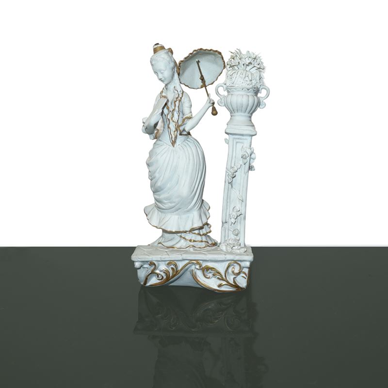 Dama con ombrello e ventaglio in biscuit