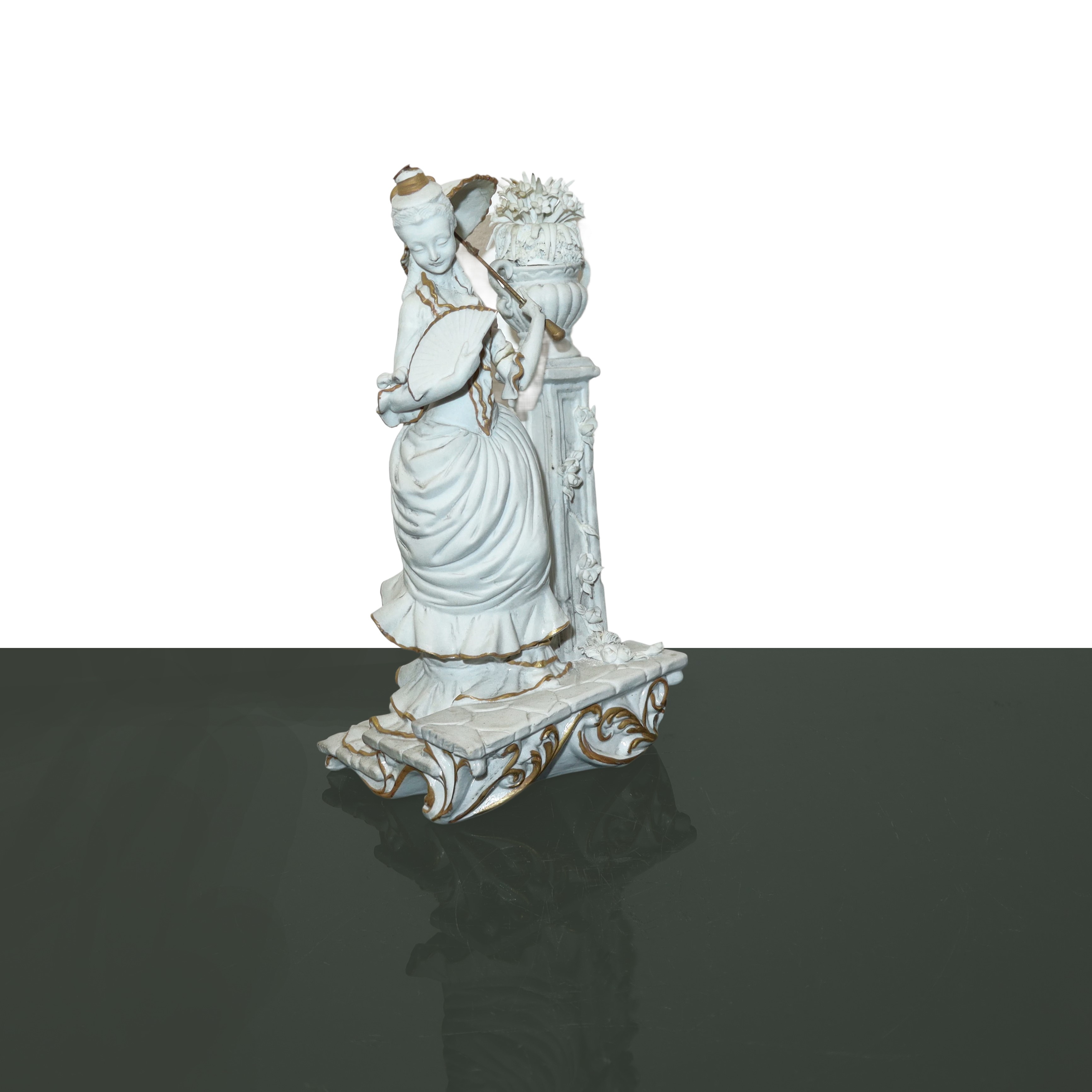 Dama con ombrello e ventaglio in biscuit