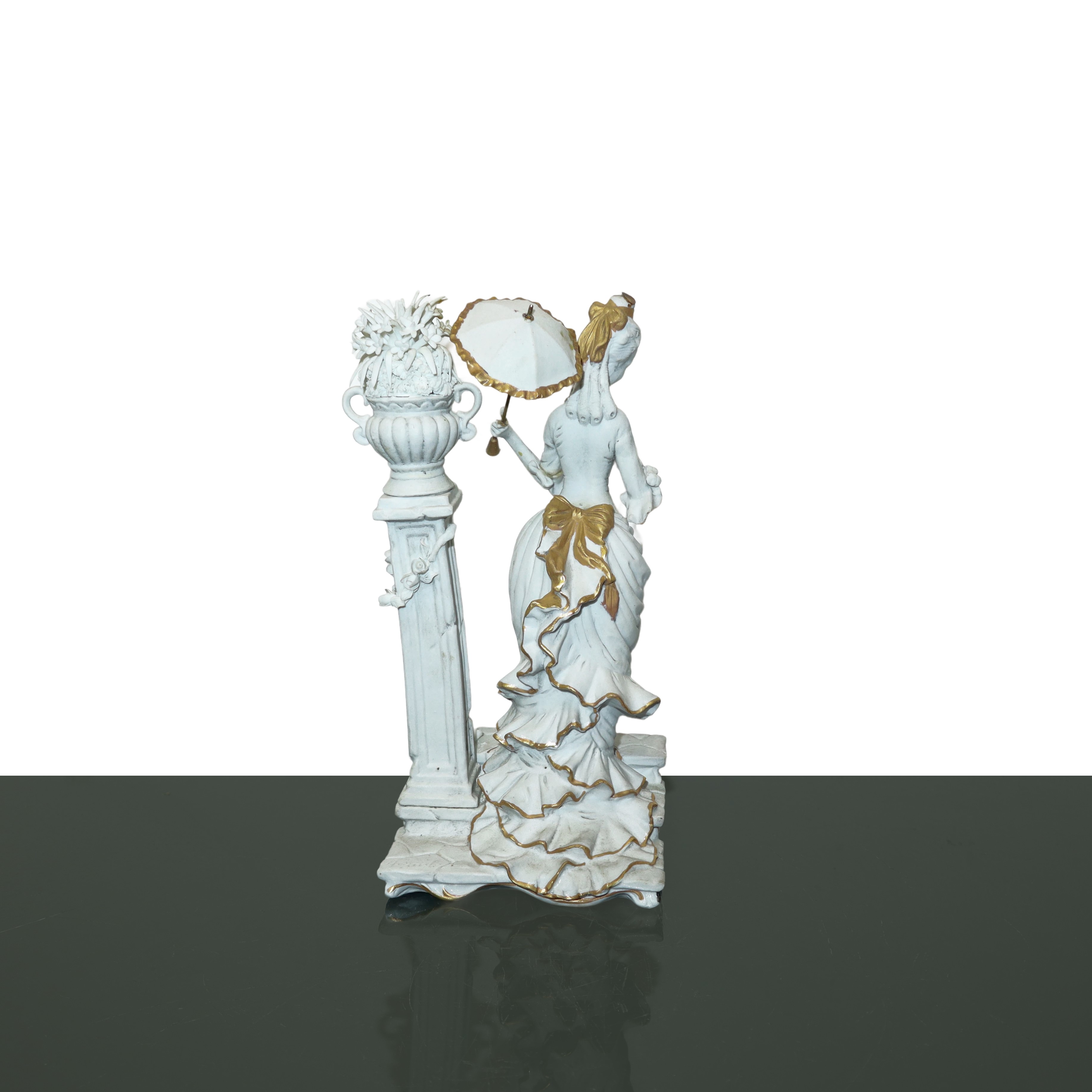 Dama con ombrello e ventaglio in biscuit