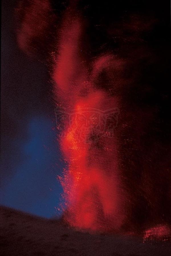 Collezione EM, titolo "Lavadancer", anno 2002. Etna: eruzione 2002, esplosione di lava , diapositiva 1 / 8, 30x45, CIBACHROME stampa diretta da diapositiva , 40x55 forex 10mm, perfilo bianco, cartoncino, bordi rivestimento sabbia vulcanica 
