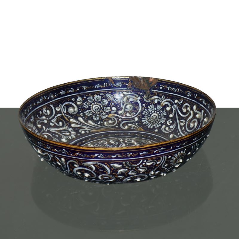 Ciotola a motivi rinascimentali con smalti di sottili fili d'oro su base blu e smalti floreali bi...