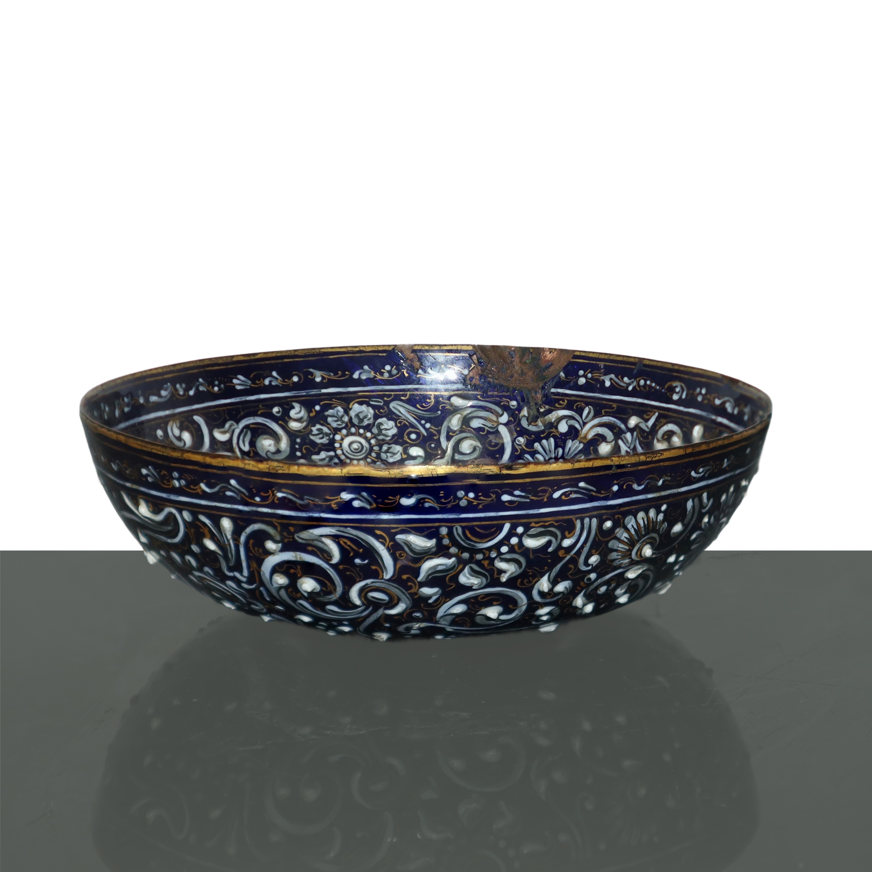 Ciotola a motivi rinascimentali con smalti di sottili fili d'oro su base blu e smalti floreali bi...