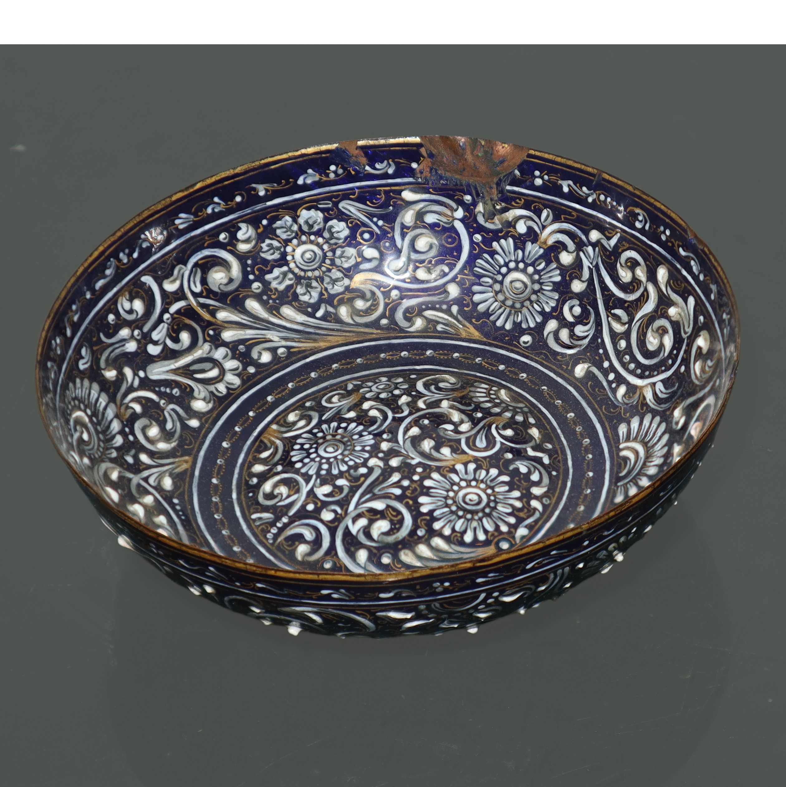 Ciotola a motivi rinascimentali con smalti di sottili fili d'oro su base blu e smalti floreali bi...