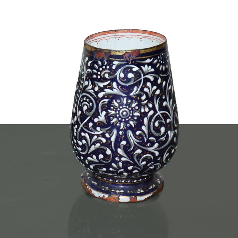 Piccolo vaso a motivi rinascimentali con smalti di sottili fili d'oro su base blu e smalti florea...